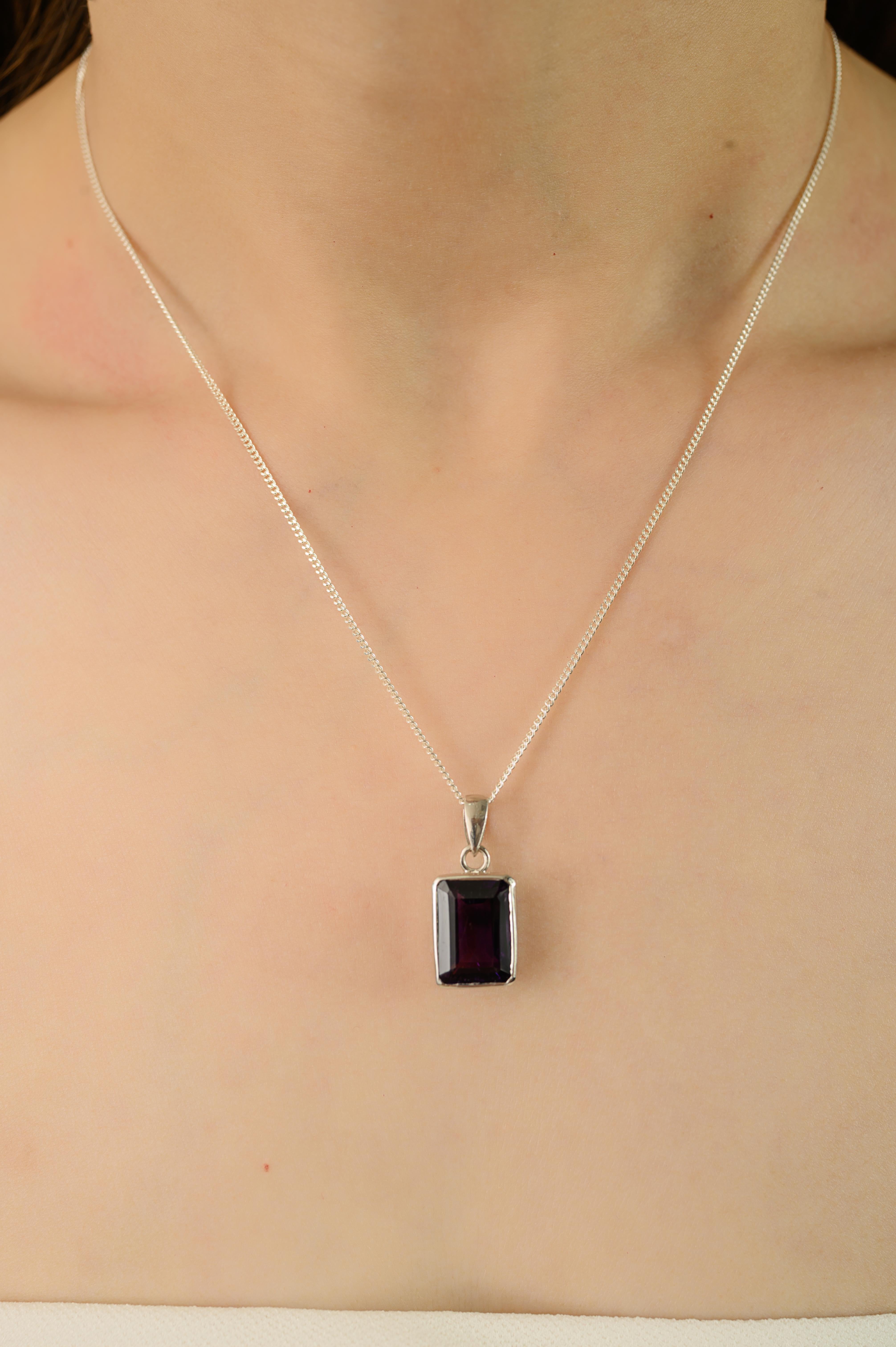 Questo ciondolo solitario con pietra di febbraio ametista presenta un'ametista naturale da 7,85 carati con un raffinato taglio a smeraldo. La sua profonda tonalità viola irradia un'eleganza senza tempo, rendendolo un accessorio versatile che si