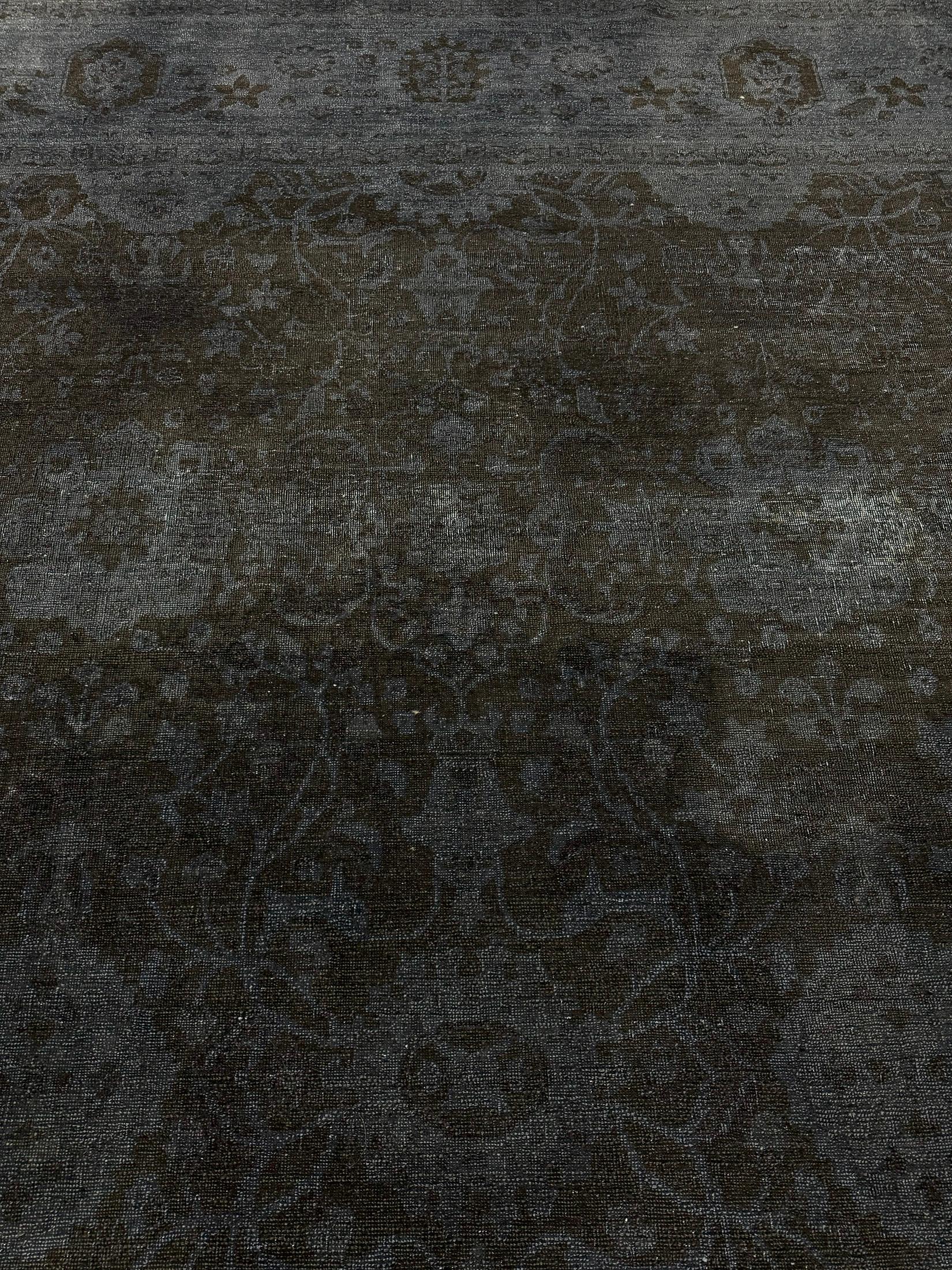 Cette élégante reprise du tapis Eleg présente un motif en miroir d'élégantes volutes florales et de motifs en forme de vigne de couleur camel et tans, ainsi qu'une ambiance tamisée de cannelle subtile avec des motifs symétriques de lignes de