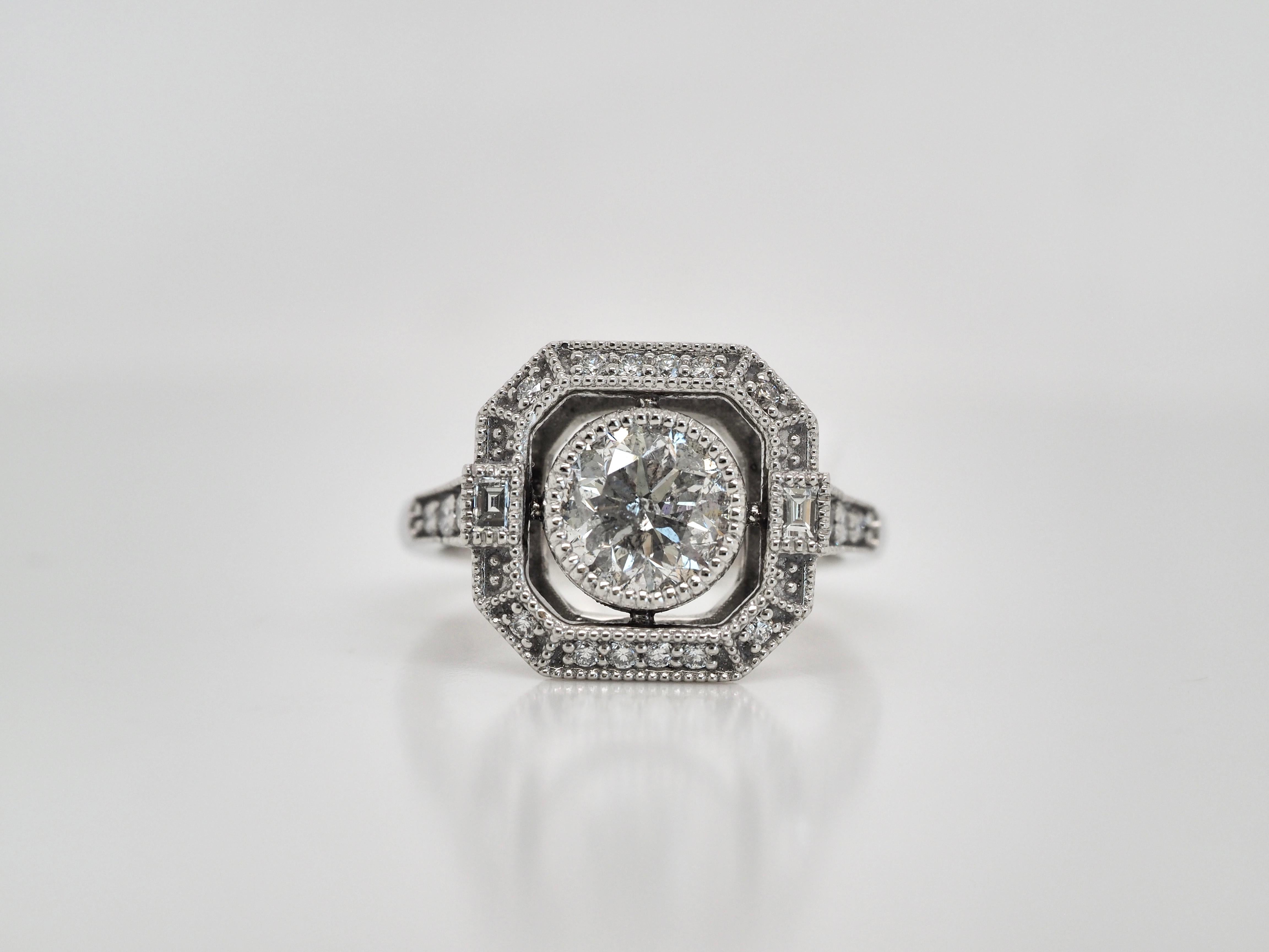 Dieser unglaubliche Art-Deco-Ring im Vintage-Stil wurde in unserem Geschäft hergestellt und in Platin gefasst. Es hat eine atemberaubende Runde brillante 1::55ct Zentrum Diamant:: der sich mit einem einzigartigen Halo-Design um ihn herum:: mit
