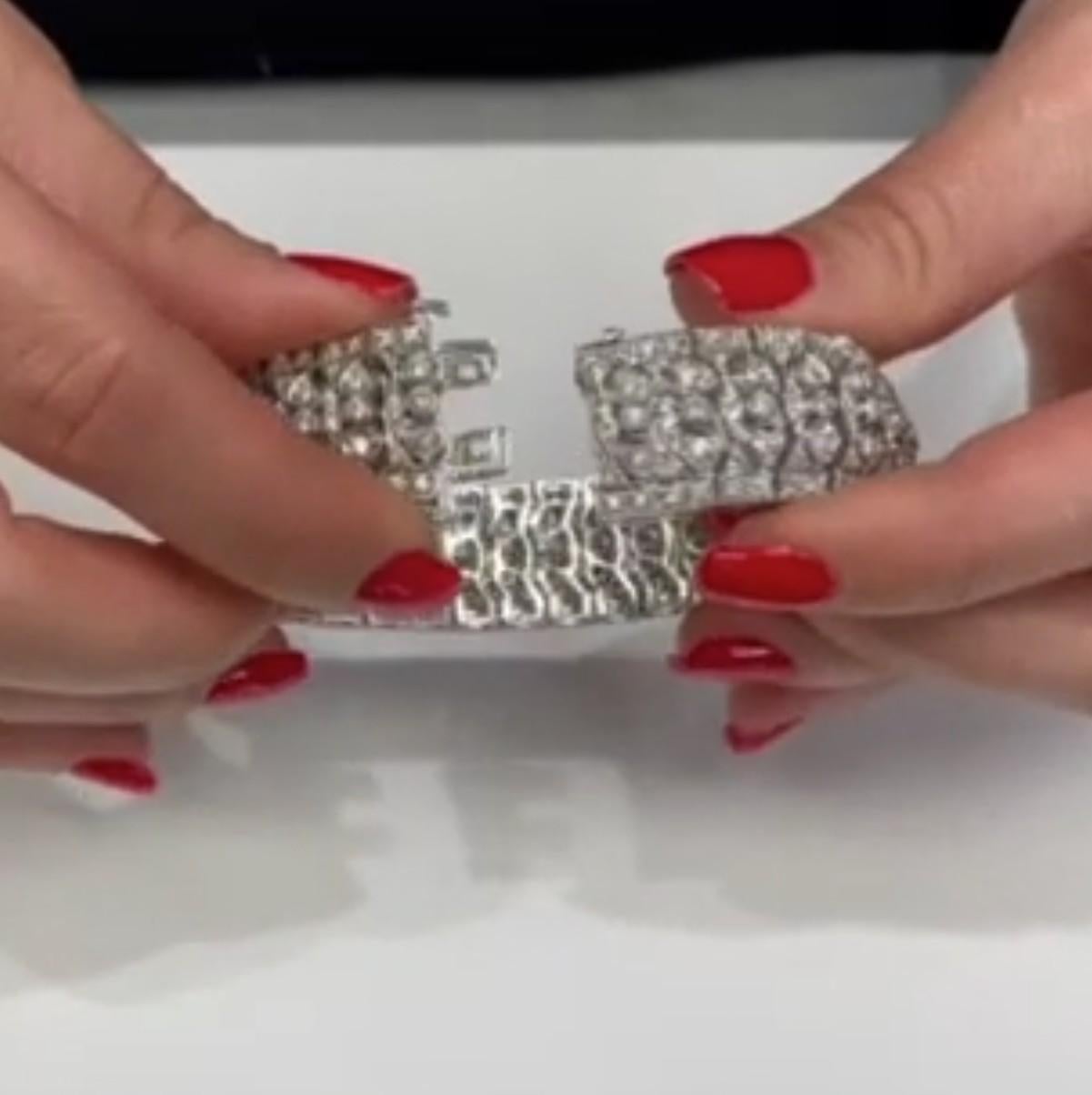 Women's Vintage Style Bracelet with 13.0 Carats Round Diamonds in 18K White Gold For Sale