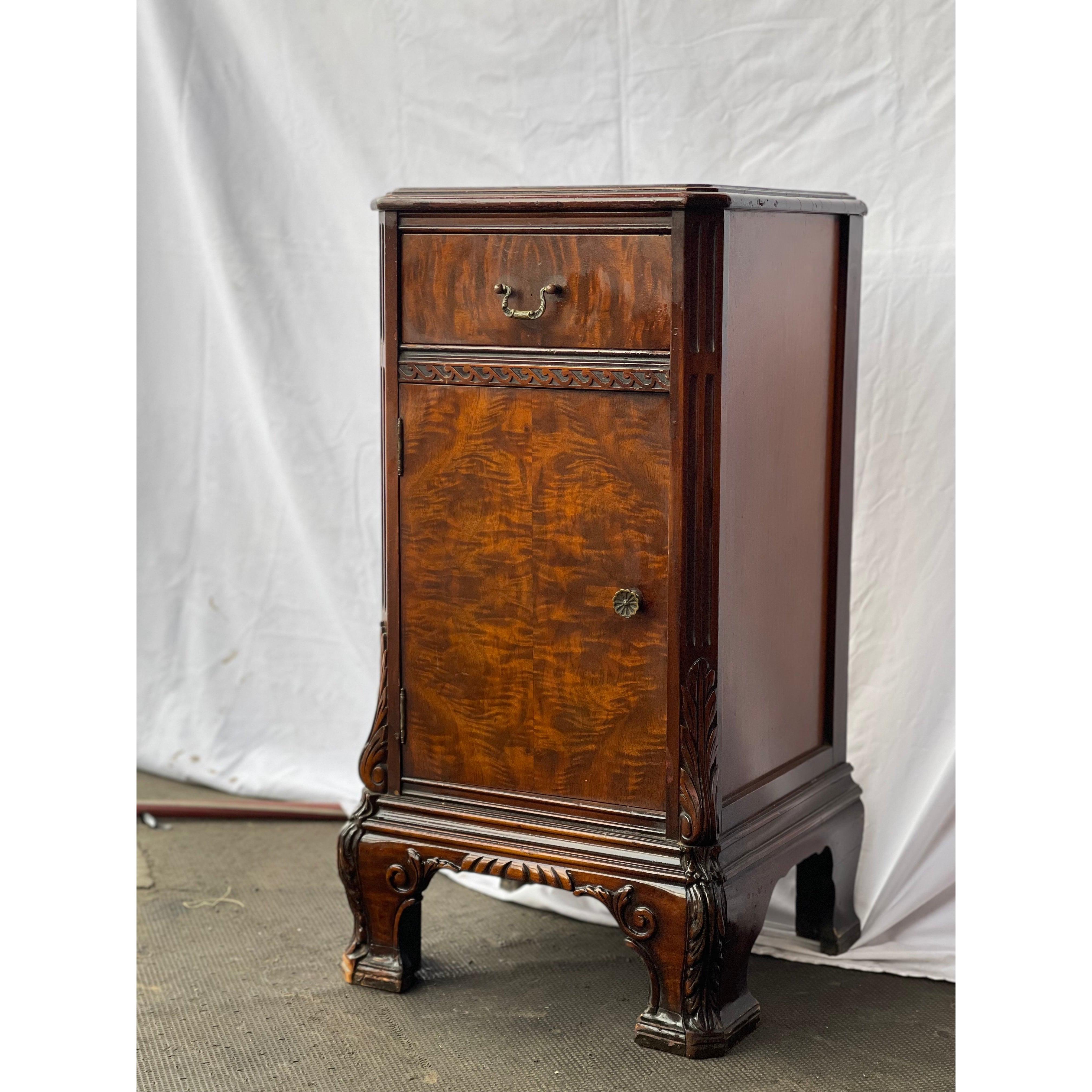 Table d'appoint de style vintage avec un beau design en bois de ronce sur le devant et un design en bois orné sur les pieds du meuble avec une très belle quincaillerie.

Dimensions 15 W ; 30 H ; 14 D.