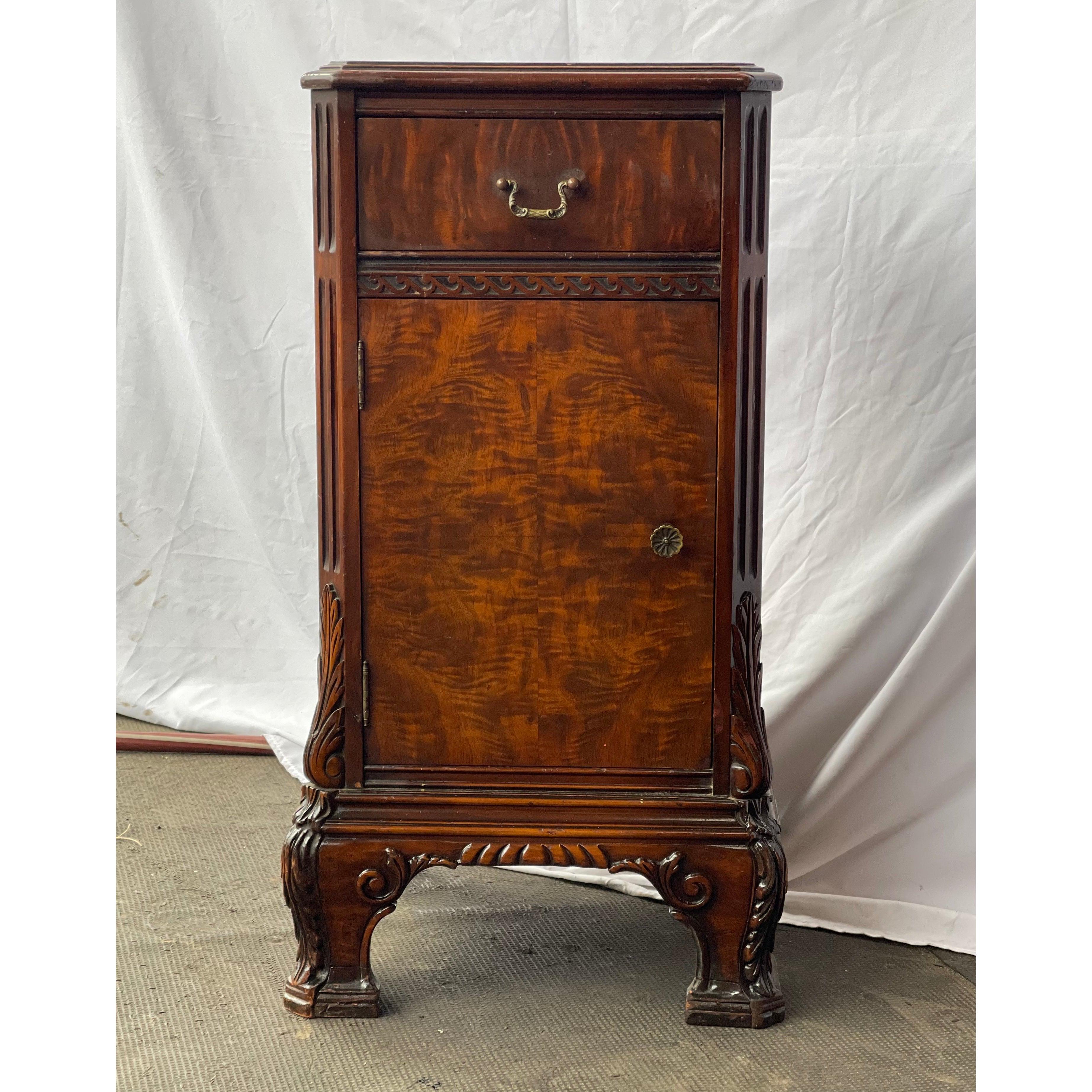 Mid-Century Modern Table d'appoint de style vintage avec un magnifique motif en bois de ronce sur le devant en vente