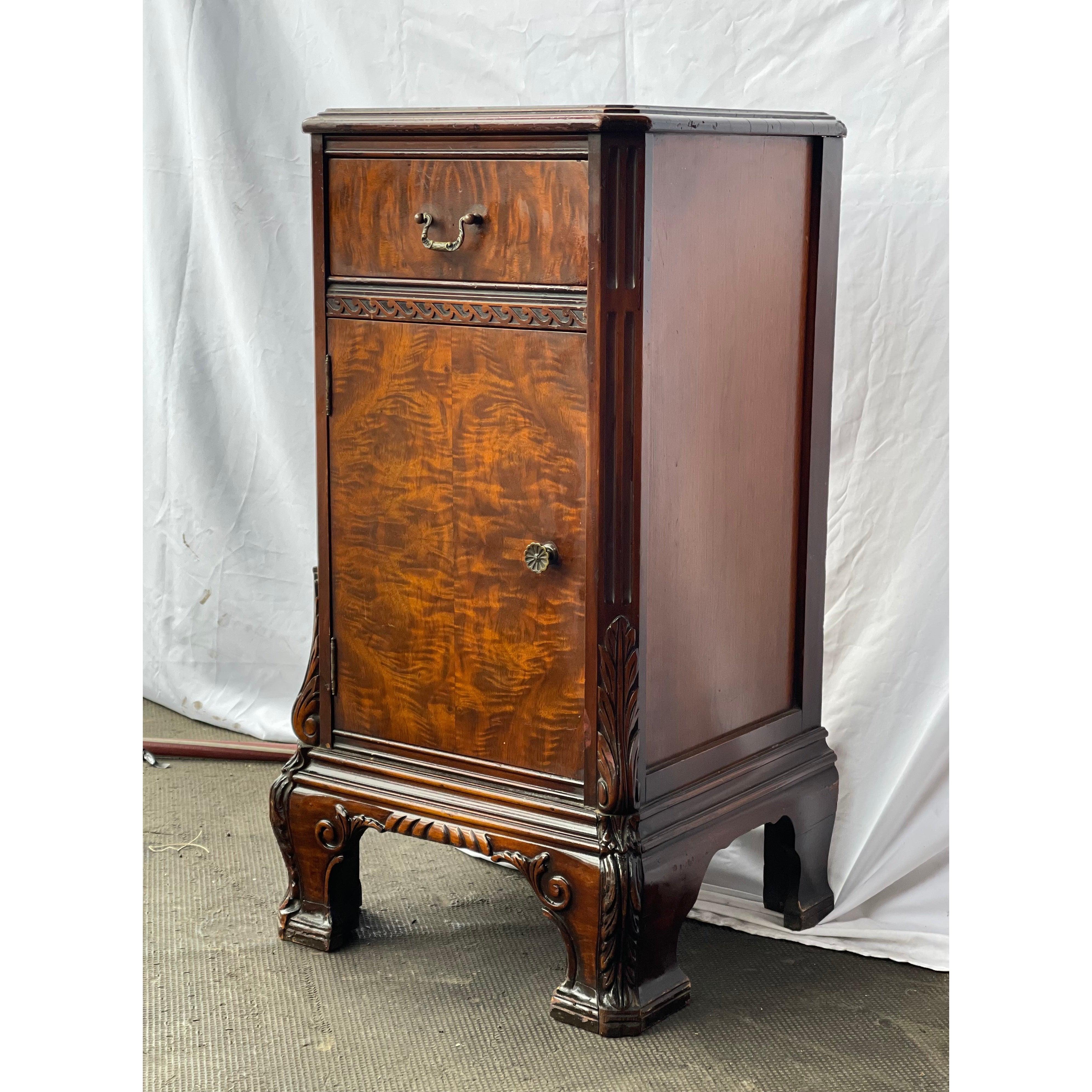 Table d'appoint de style vintage avec un magnifique motif en bois de ronce sur le devant Bon état - En vente à Seattle, WA