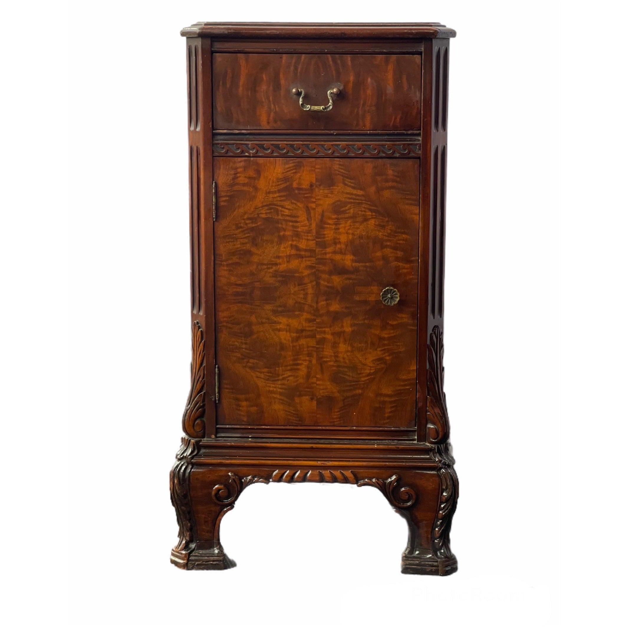 Fin du 20e siècle Table d'appoint de style vintage avec un magnifique motif en bois de ronce sur le devant en vente