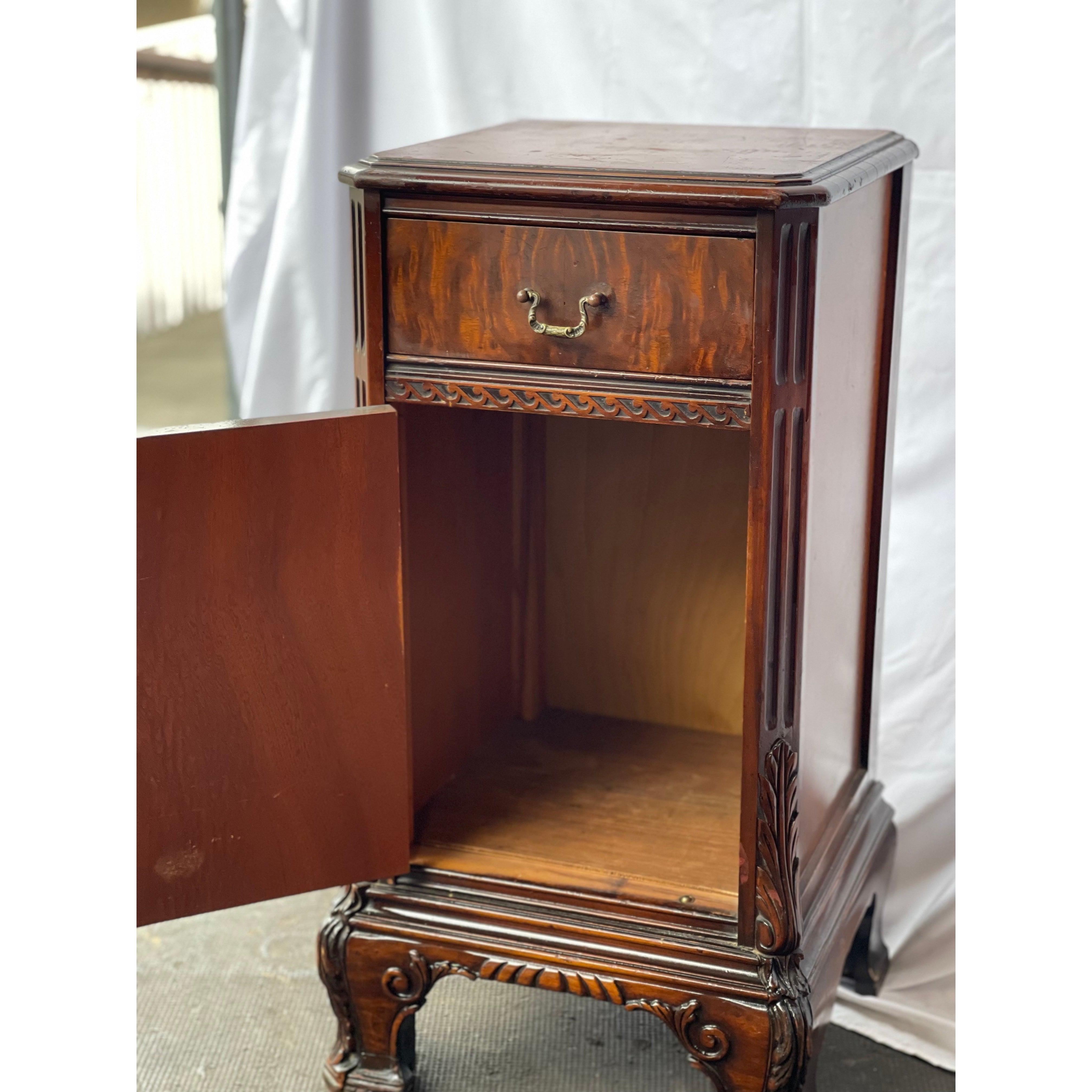 Bois Table d'appoint de style vintage avec un magnifique motif en bois de ronce sur le devant en vente