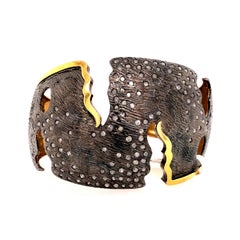 Bracelet manchette moderne abstrait bicolore en or et argent serti de diamants encastrés