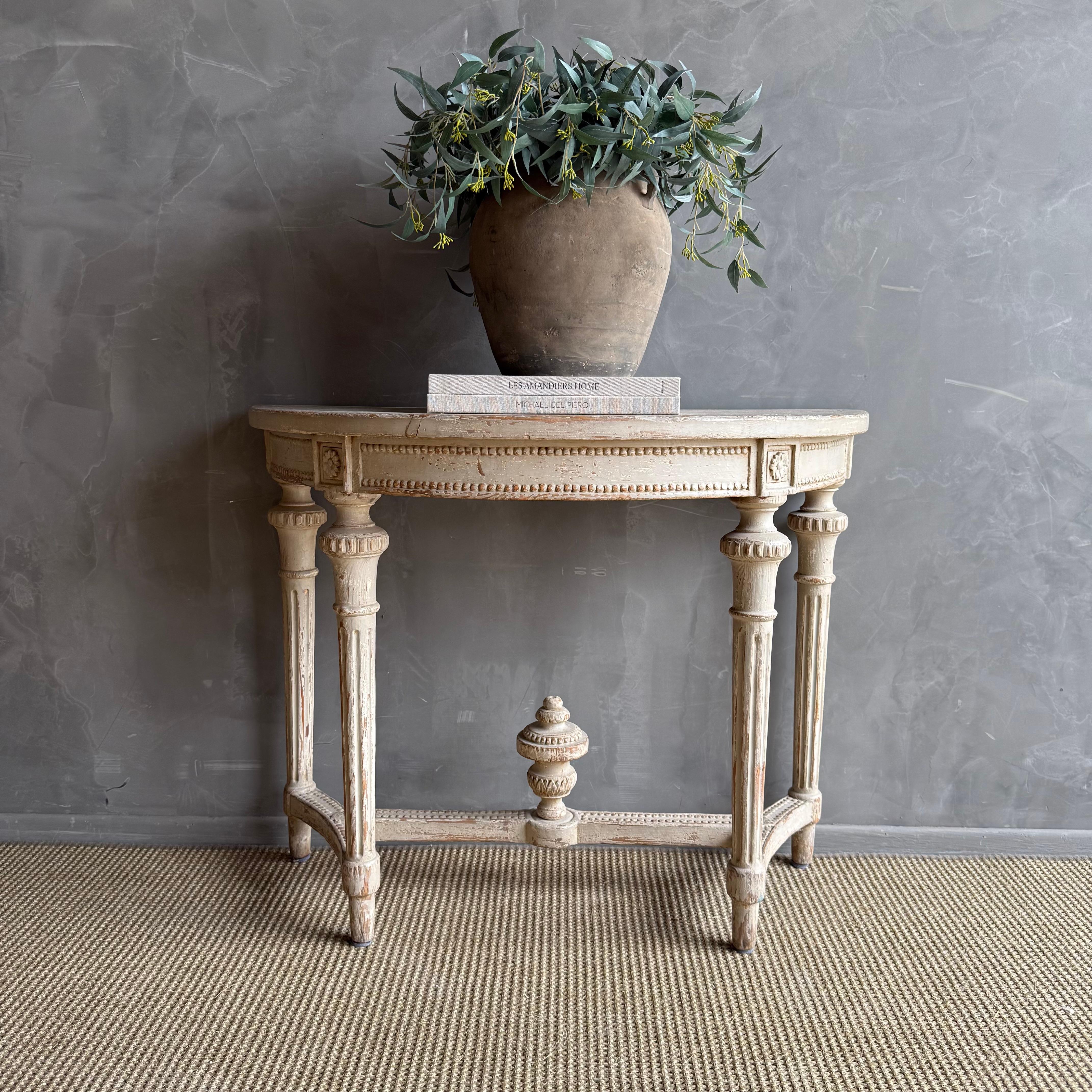 Demi Lune Console with patina painted finish.
Solid and sturdy, ready for everyday use.
Main color is a french grayish-cream with wood tones showing through.
Size 40