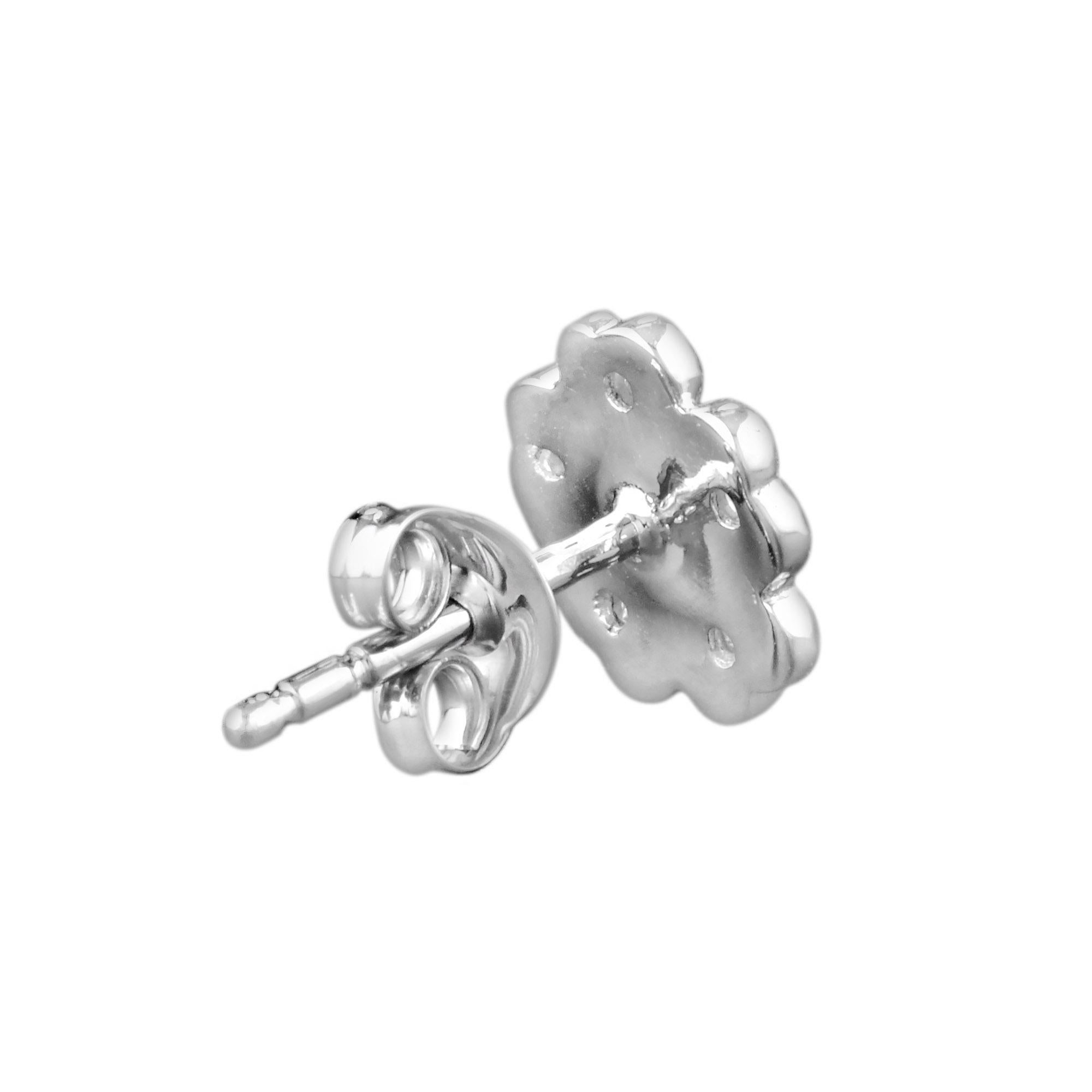 Glitzernde runde Diamanten ähneln in jedem dieser eleganten Ohrringe für sie glänzenden Blumen. Die Ohrringe haben ein Gesamtgewicht von 0,09 Karat und sind mit Schmetterlingsverschlüssen gesichert.
Ohrringe Informationen
Stil: Vintage By
Breite: 9