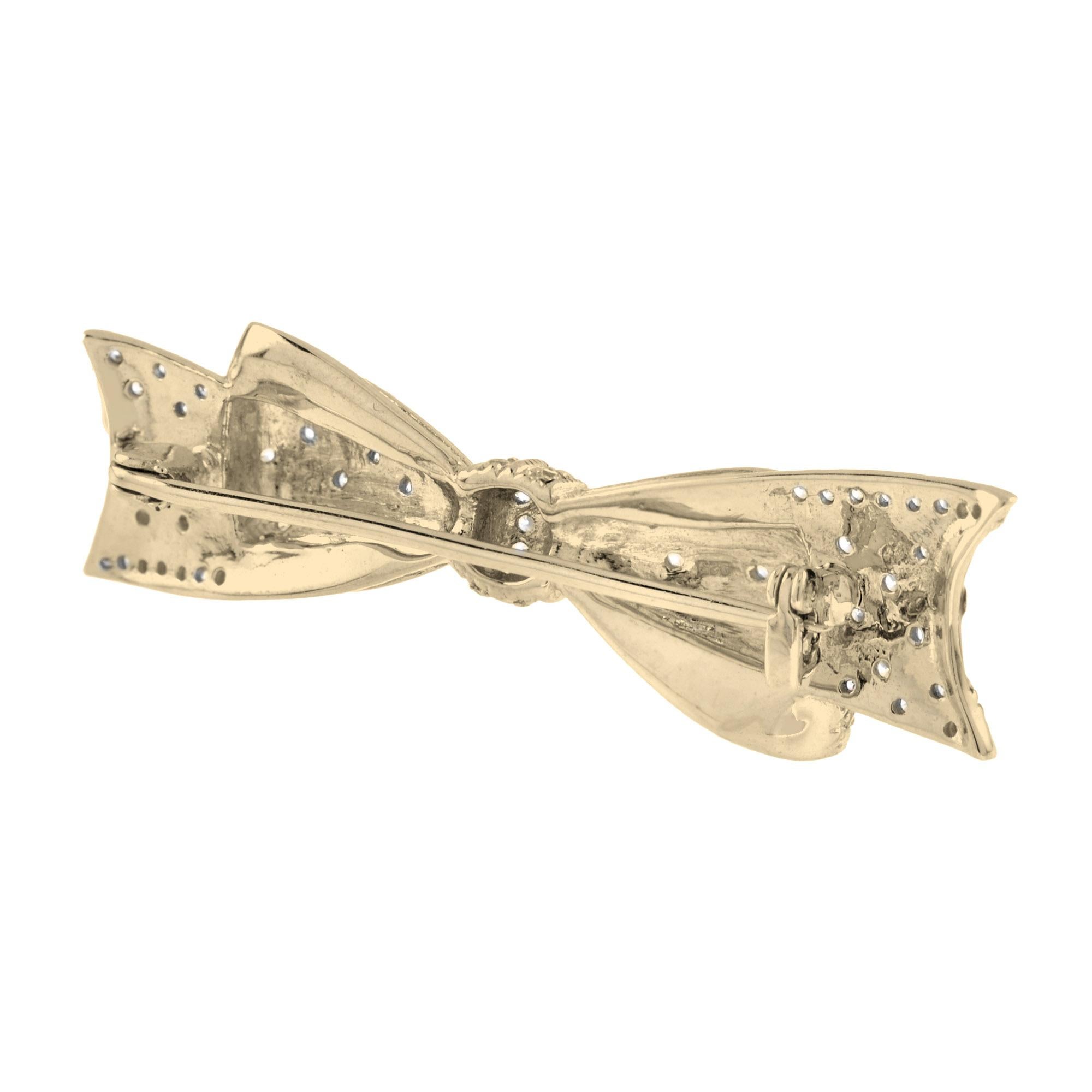 Taille ronde Broche de style vintage en or jaune 14K avec diamants et émail rouge en vente