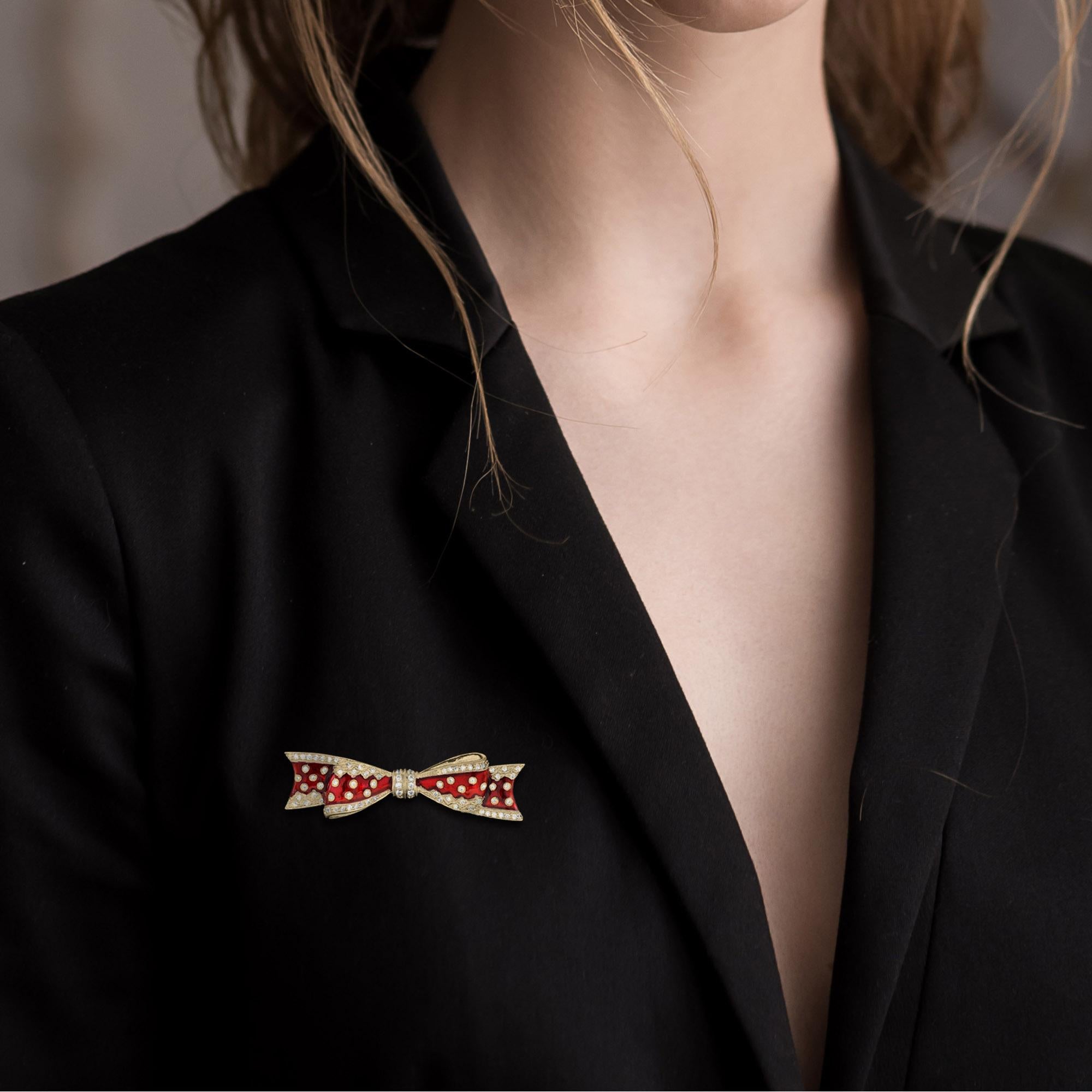 Broche de style vintage en or jaune 14K avec diamants et émail rouge en vente 1