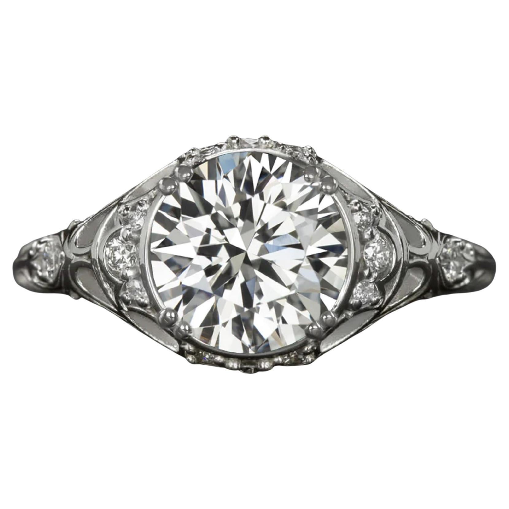 La bague en diamant de style vintage est de taille impressionnante avec des détails magnifiques en vente