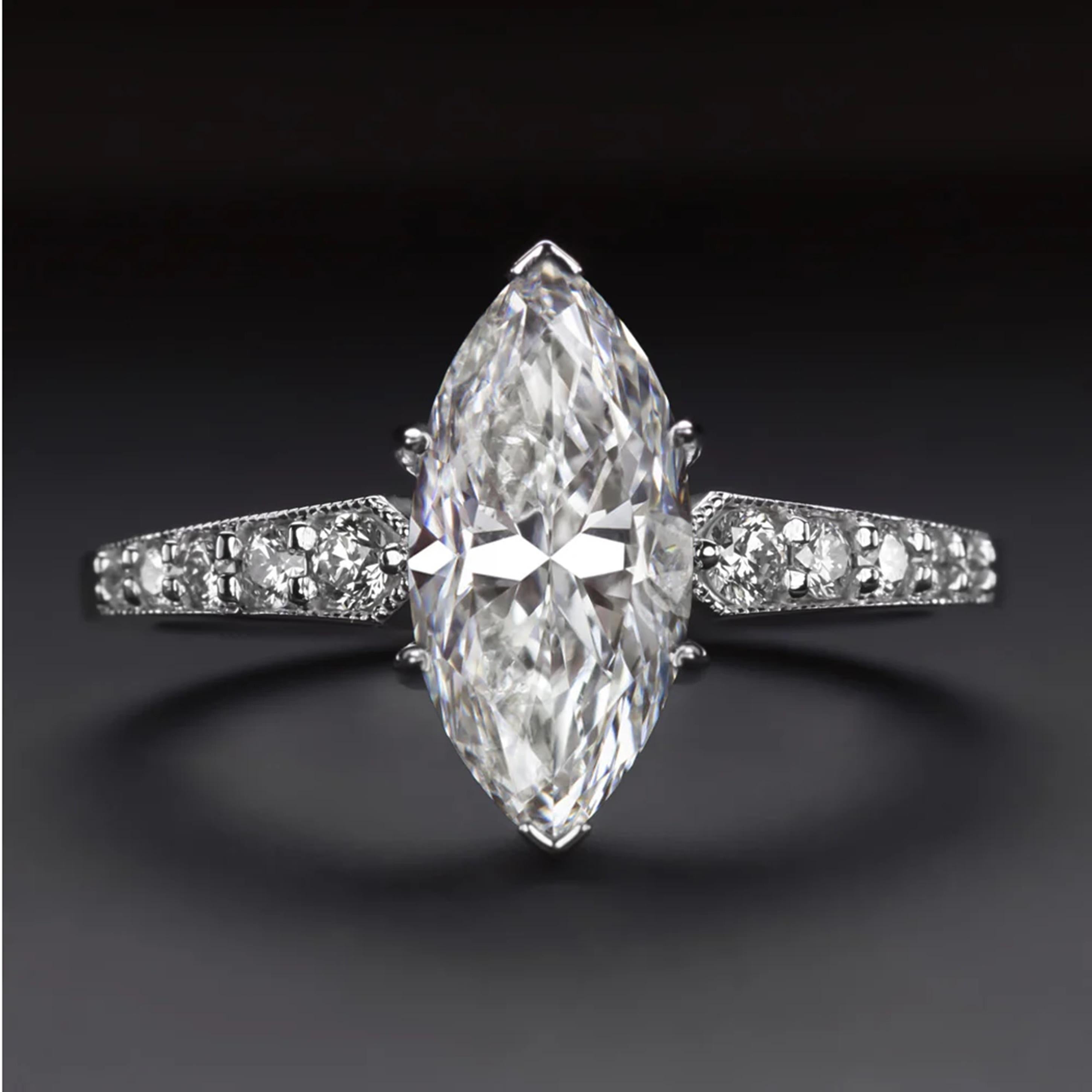 Questo anello di ispirazione vintage ha un design sofisticato con un diamante a forma di marquise da 0,71 carati abbinato a spalle tempestate di diamanti!

Punti salienti:

- Diamante naturale centrale da 0,71 carati

- Bianco brillante con colore
