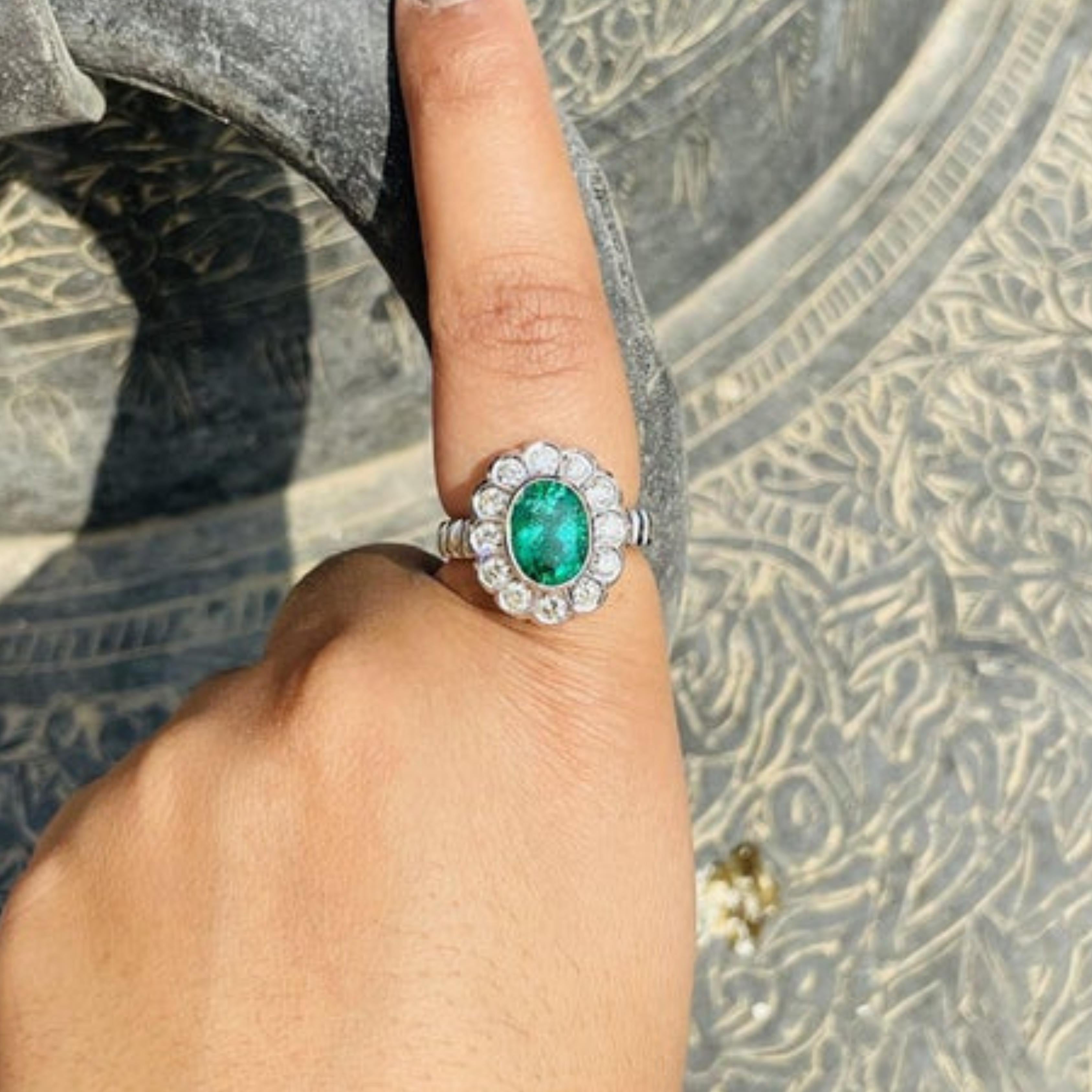 Im Angebot: Vintage Style Smaragd & Diamond Floral Cocktail Ring in 18k massivem Weißgold () 11