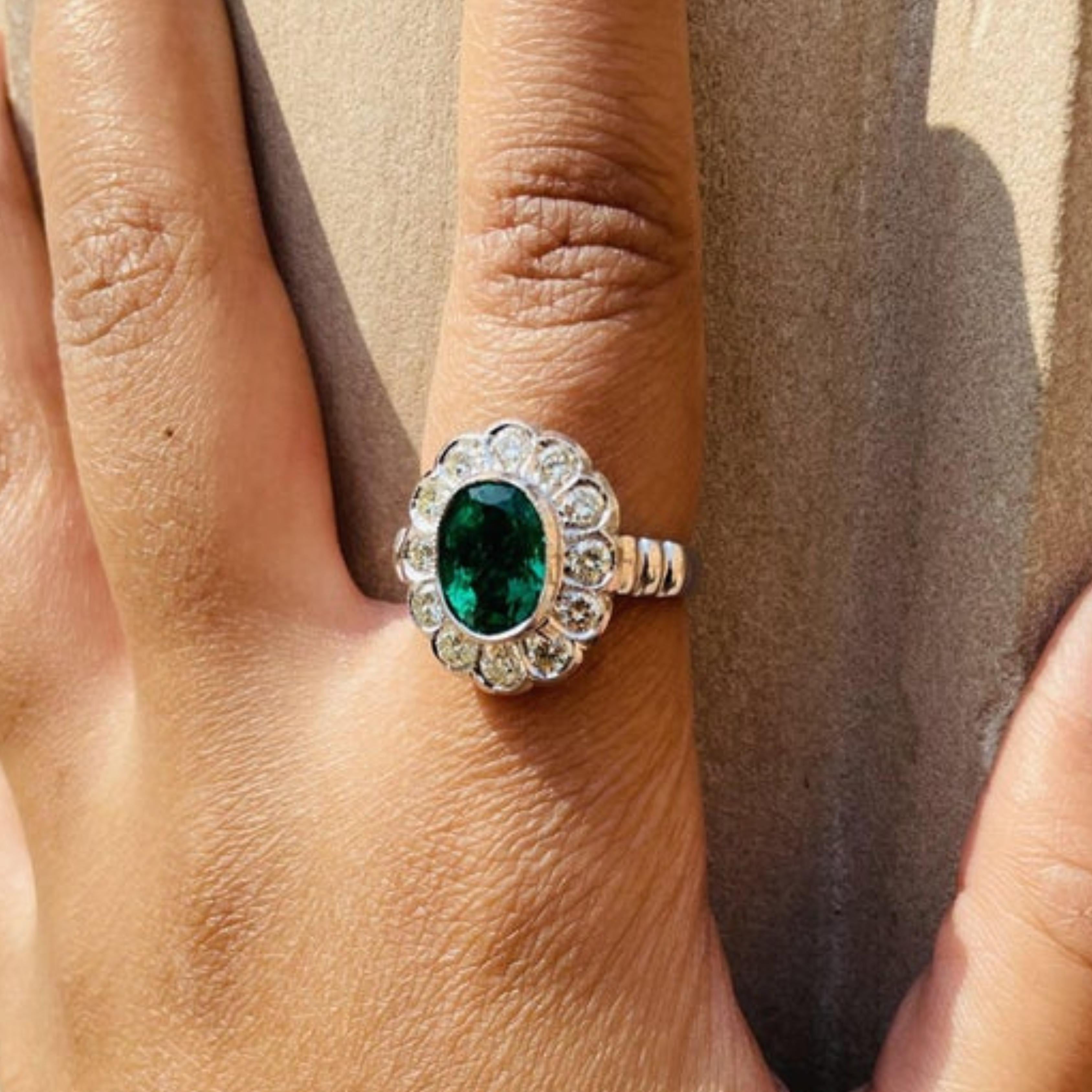 Im Angebot: Vintage Style Smaragd & Diamond Floral Cocktail Ring in 18k massivem Weißgold () 13