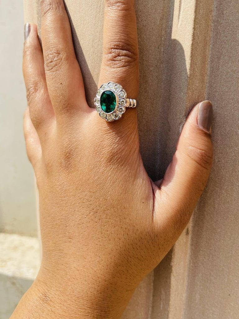 Im Angebot: Vintage Style Smaragd & Diamond Floral Cocktail Ring in 18k massivem Weißgold () 3