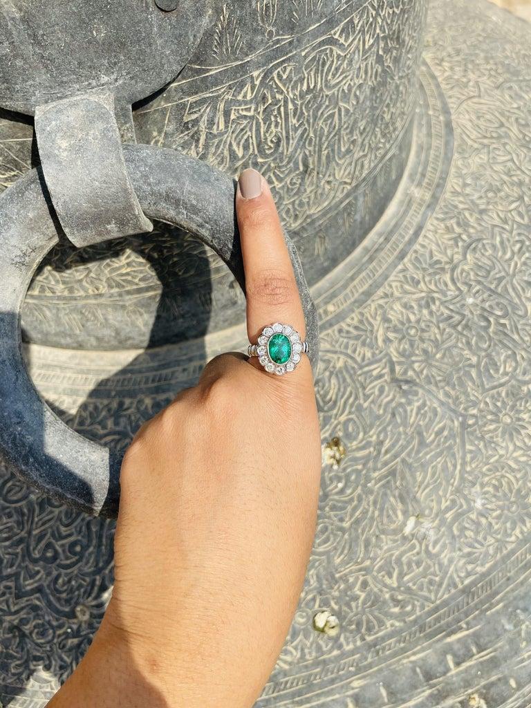 Im Angebot: Vintage Style Smaragd & Diamond Floral Cocktail Ring in 18k massivem Weißgold () 9