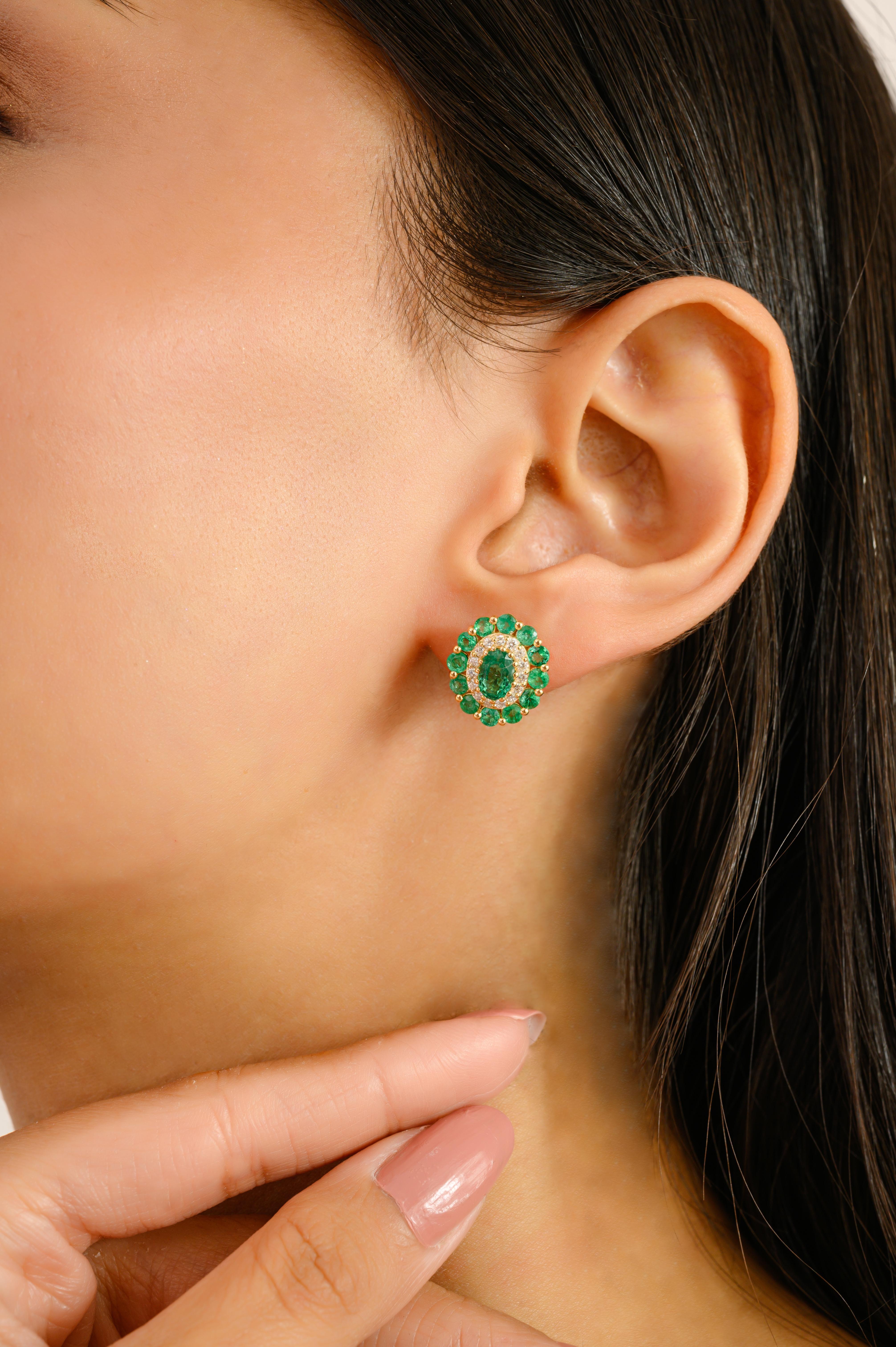 Vintage-Stil Smaragd & Diamond Floral Ohrstecker in 14k Gelbgold Schmuck (Ovalschliff) im Angebot