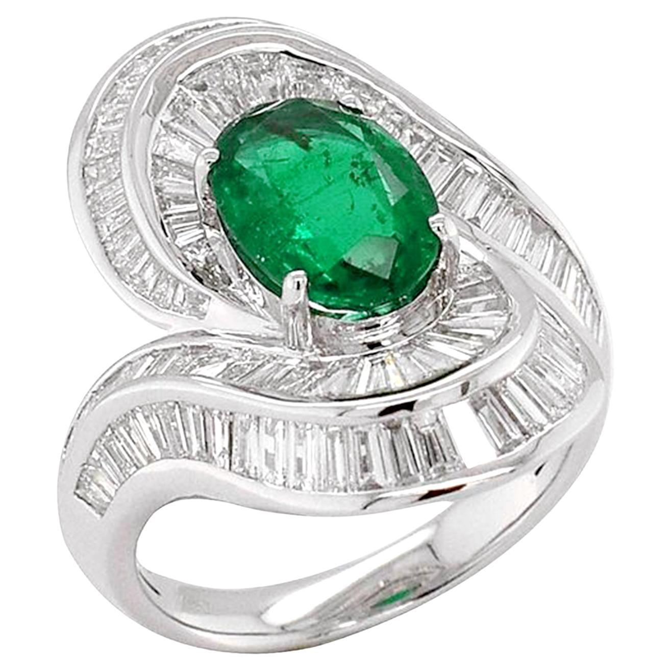 Vintage Style Emerald Ring With Diamonds In 18k White Gold For Sale