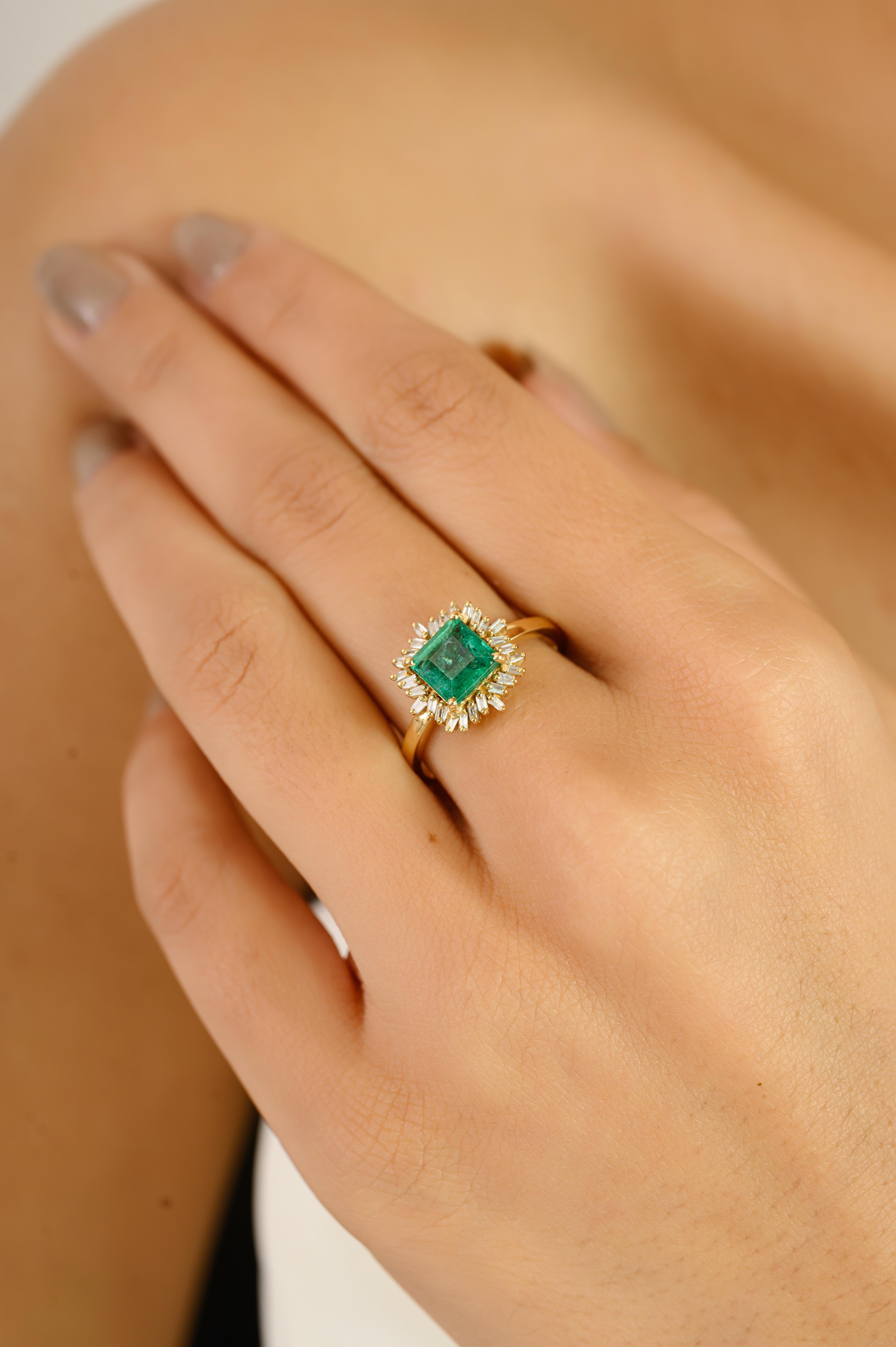 En venta: Vintage-Style Emerald with Baguette Diamonds Halo Ring in 18k Solid Yellow Gold  2