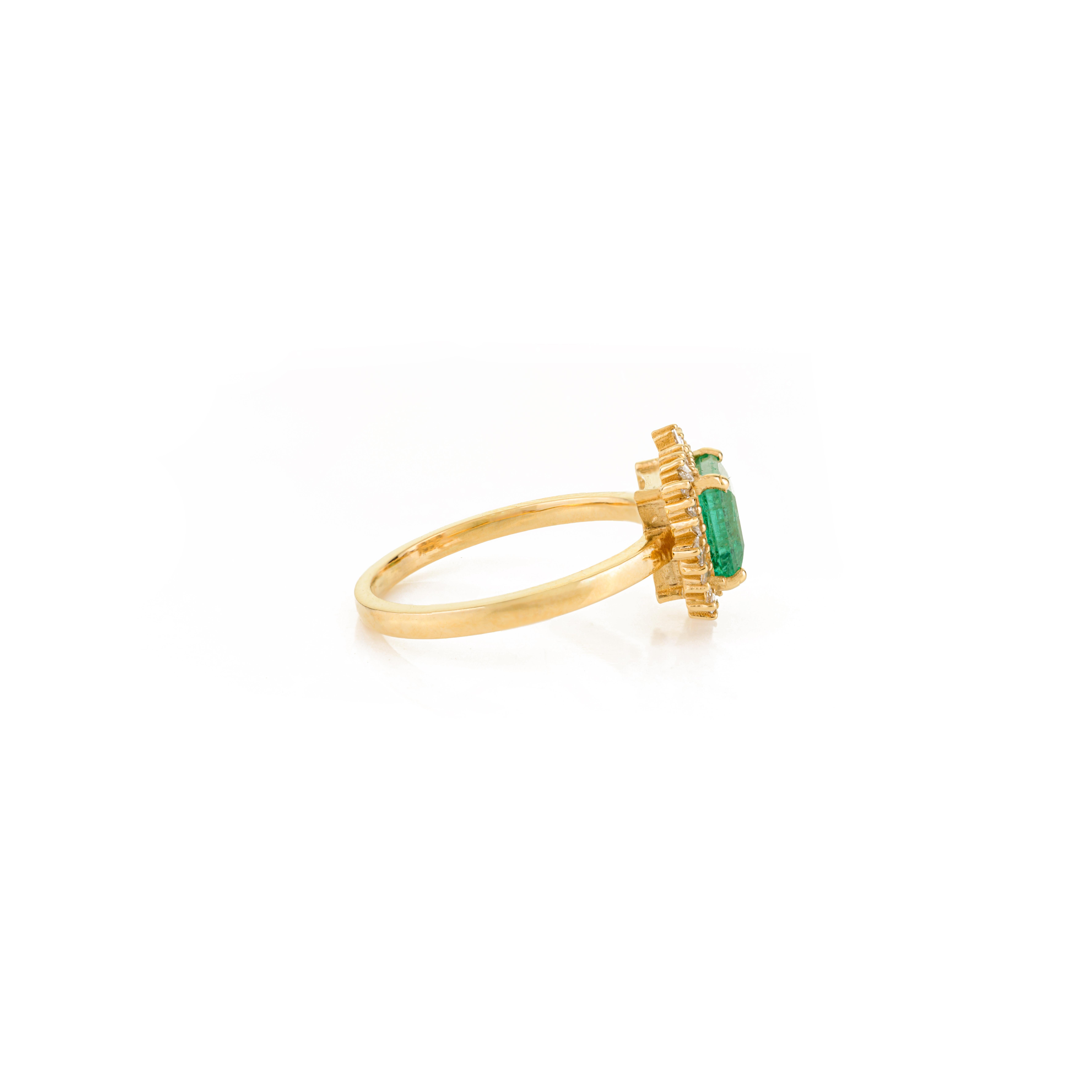 En venta: Vintage-Style Emerald with Baguette Diamonds Halo Ring in 18k Solid Yellow Gold  3