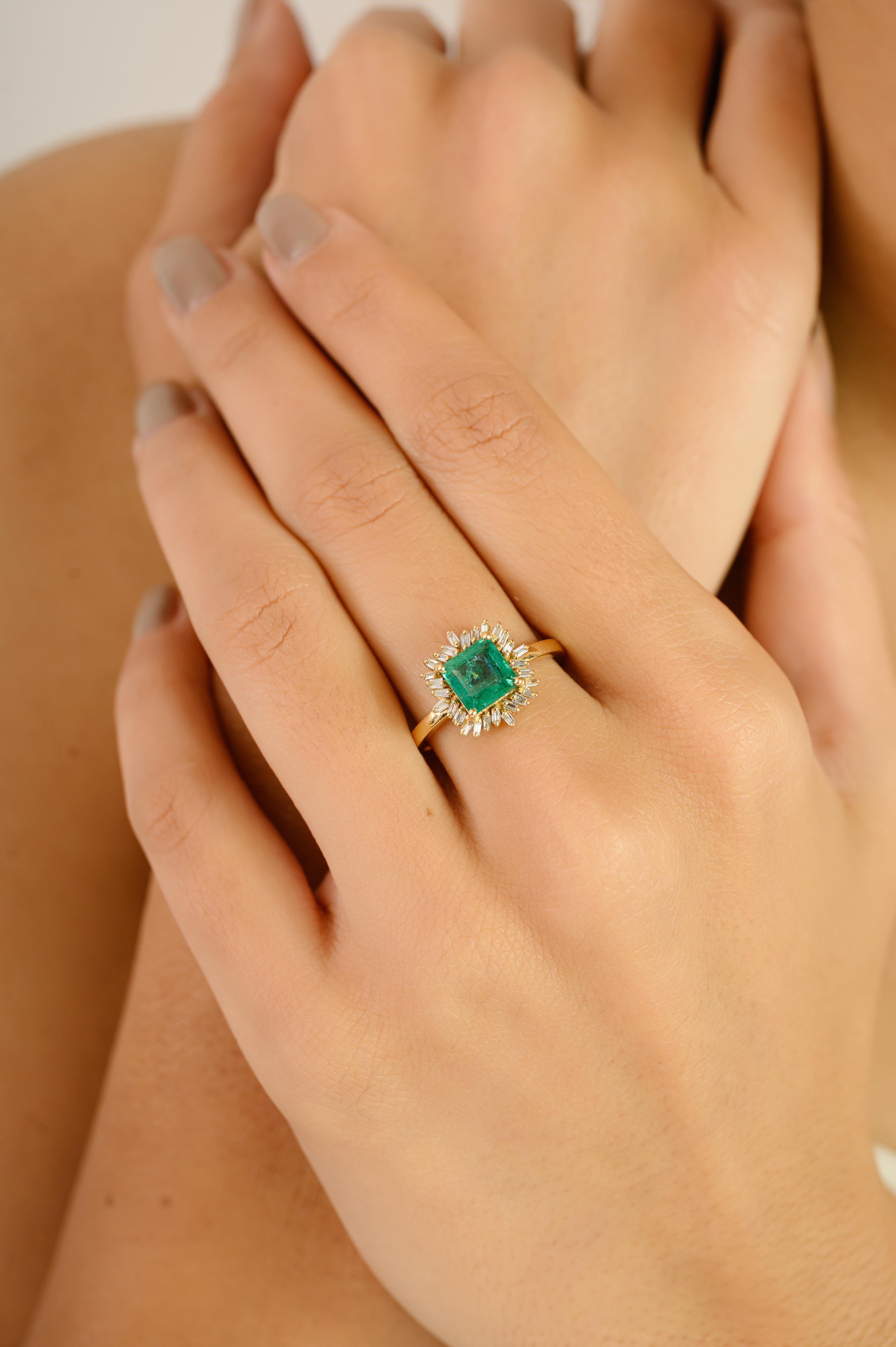 En venta: Vintage-Style Emerald with Baguette Diamonds Halo Ring in 18k Solid Yellow Gold  4