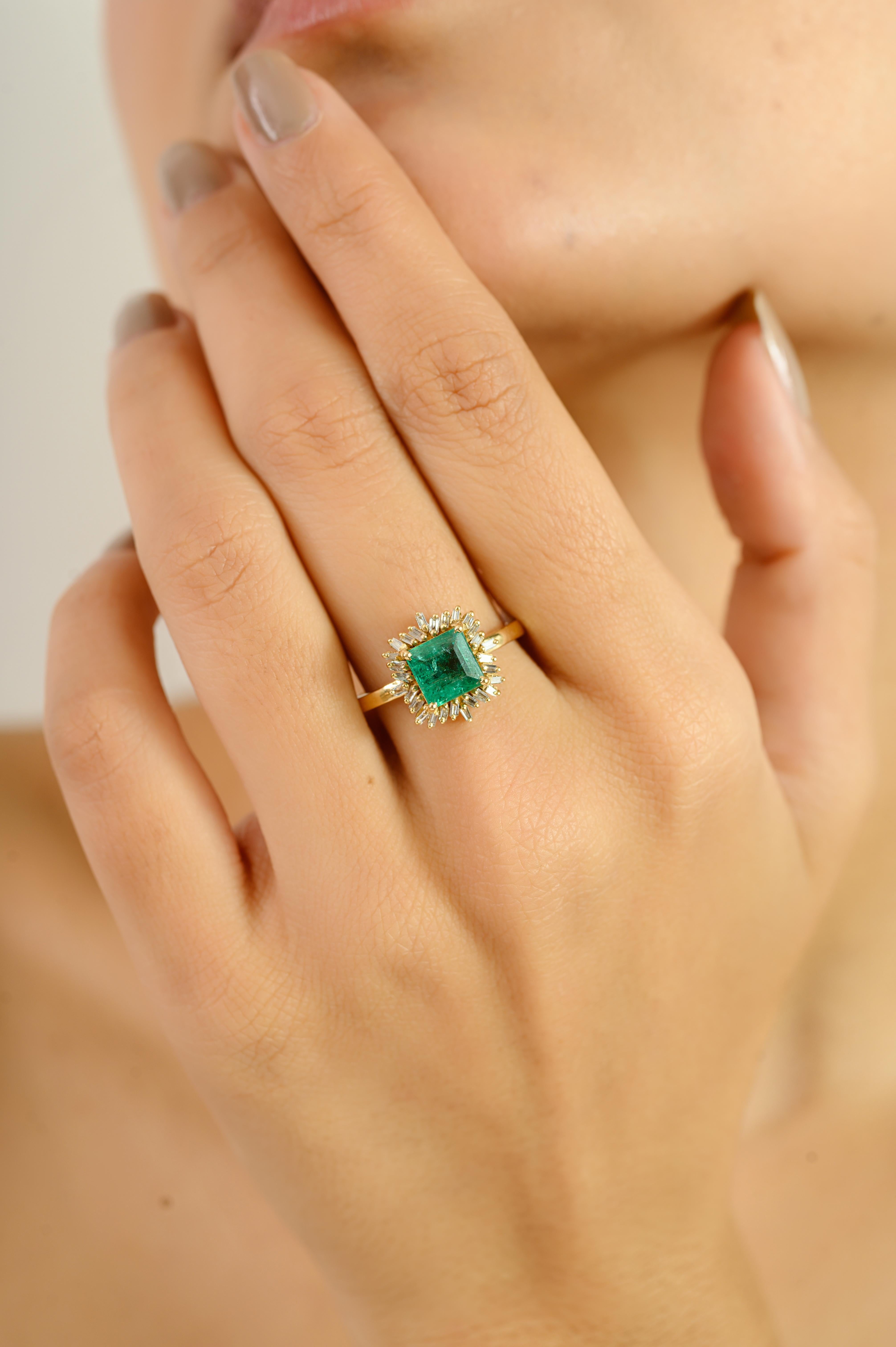 En venta: Vintage-Style Emerald with Baguette Diamonds Halo Ring in 18k Solid Yellow Gold  6