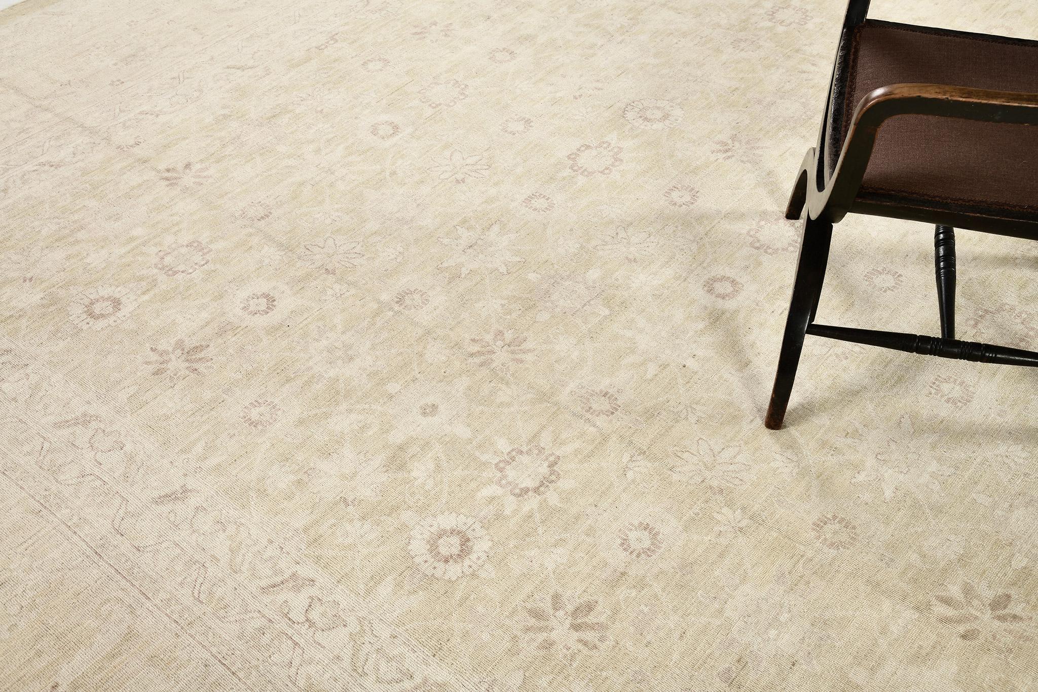 Lassen Sie sich überraschen von Farahan Design, einem handgesponnenen Wollteppich, bei dem die Bordüren harmonisch und unmerklich zu den blumigen Motiven beitragen. Neutrale Töne unterstreichen die Schönheit des Teppichs und passen in jeden Raum,