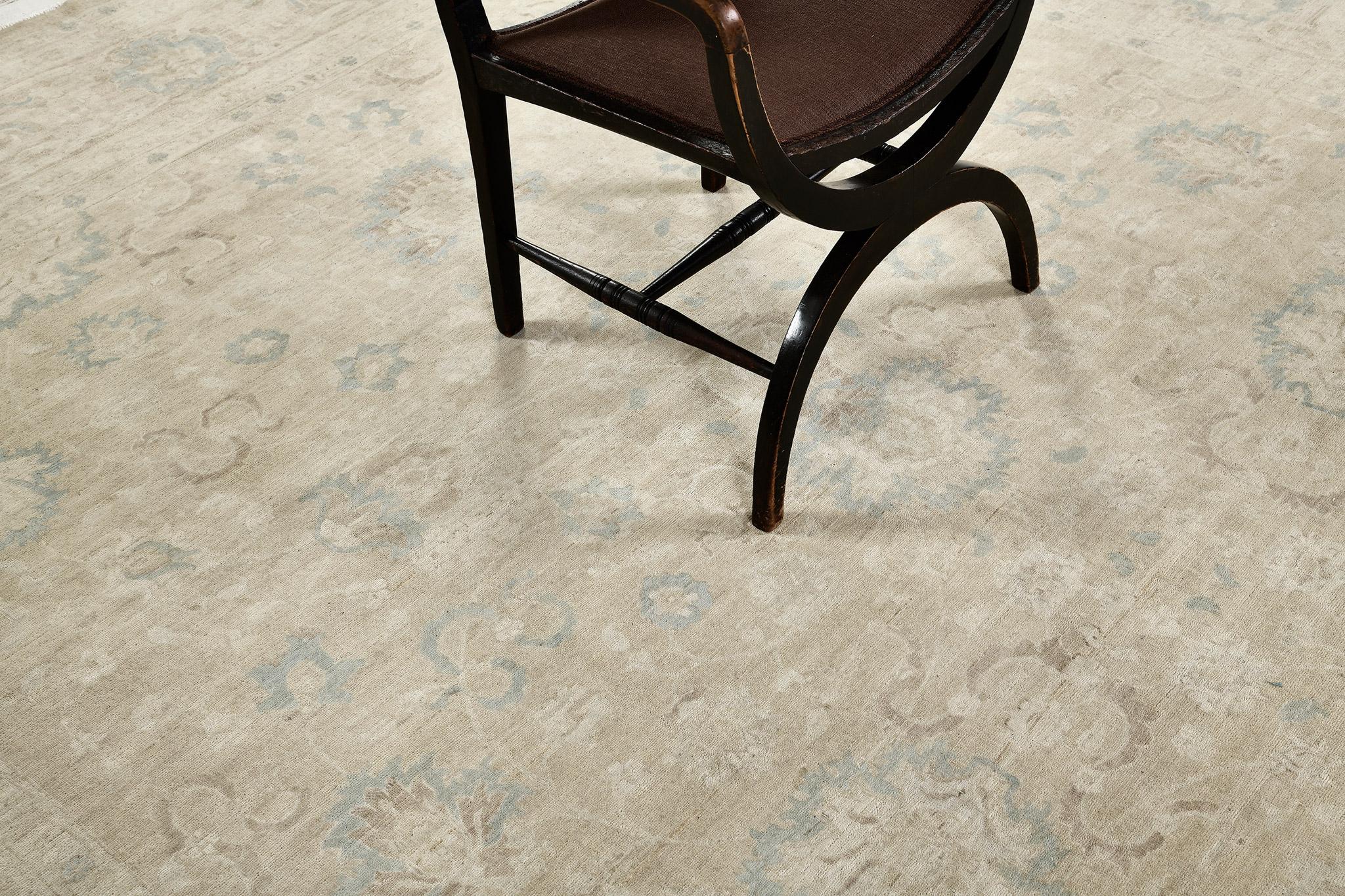 Lassen Sie sich vom Farahan-Teppich verzaubern, einem Revival aus handgesponnener Wolle, bei dem die Bordüren harmonisch und unmerklich zum kurvenreichen Muster beitragen. Ein perfekt abgestimmtes verblasstes Indigo und Creme, die die Schönheit des