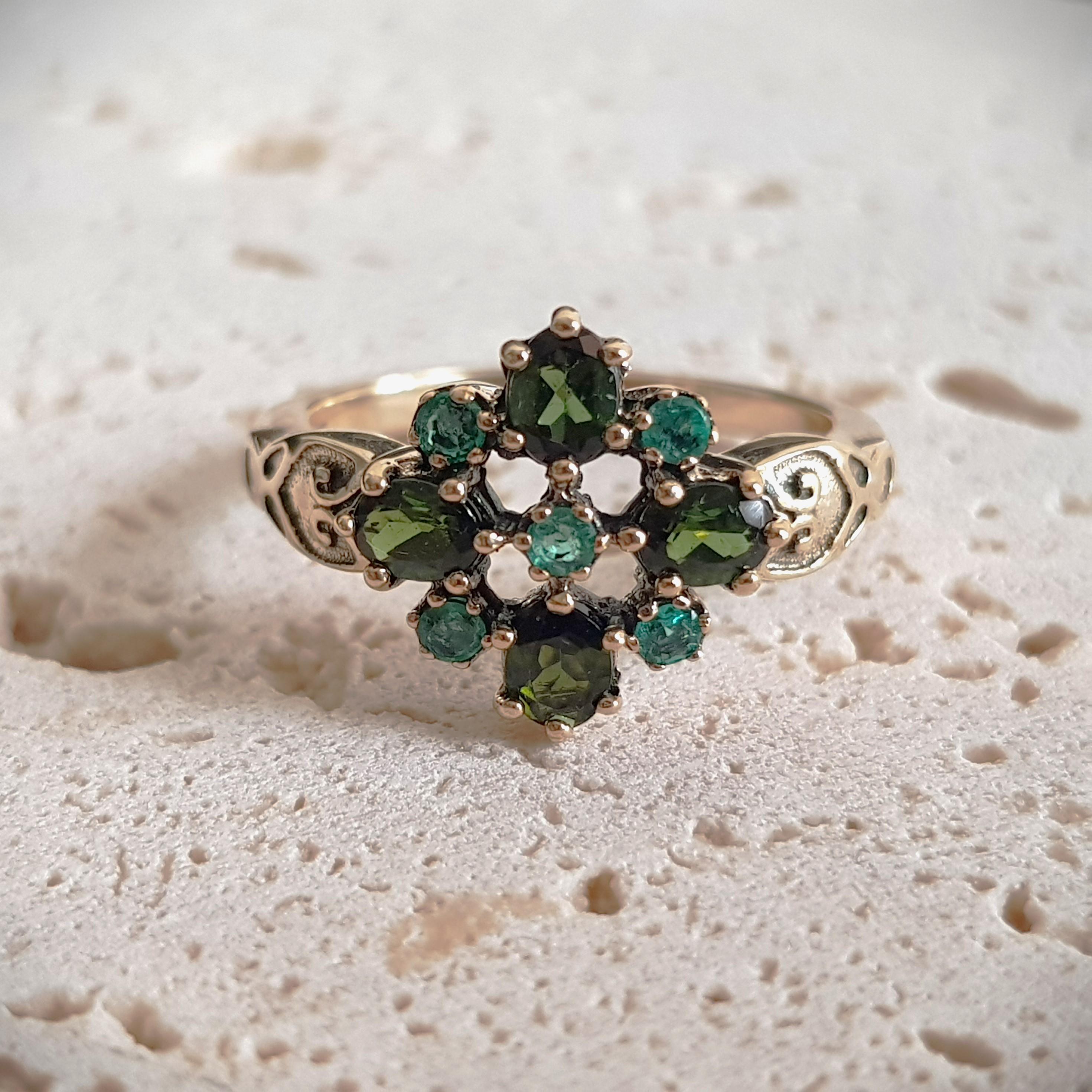 Vintage Style Green Tourmaline and Emerald Cluster Ring in 9K Yellow Gold For Sale 3