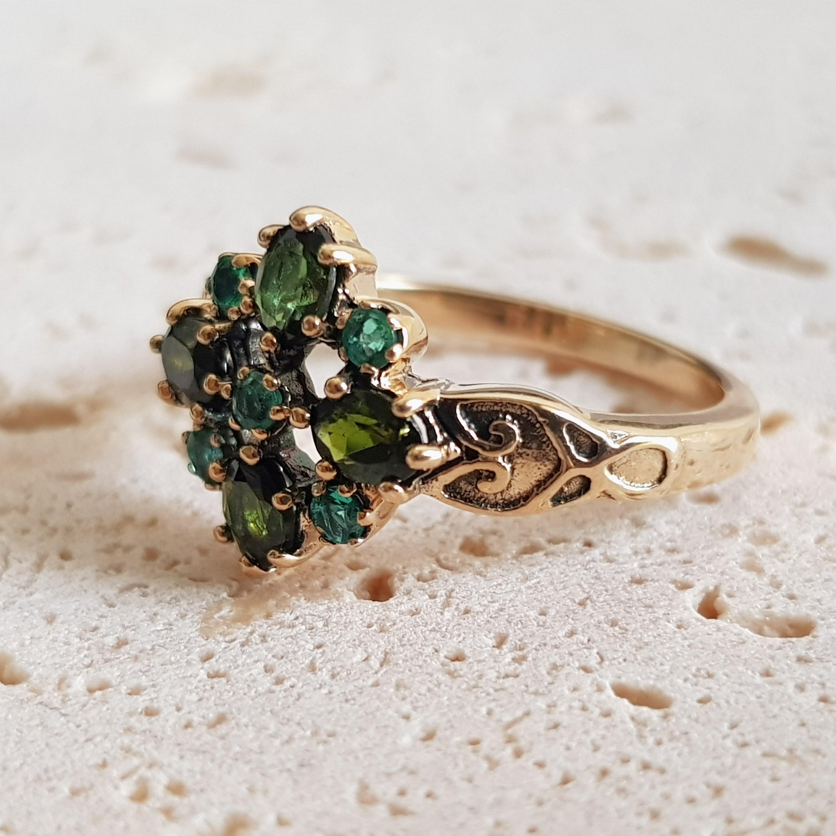 Vintage Style Green Tourmaline and Emerald Cluster Ring in 9K Yellow Gold For Sale 4
