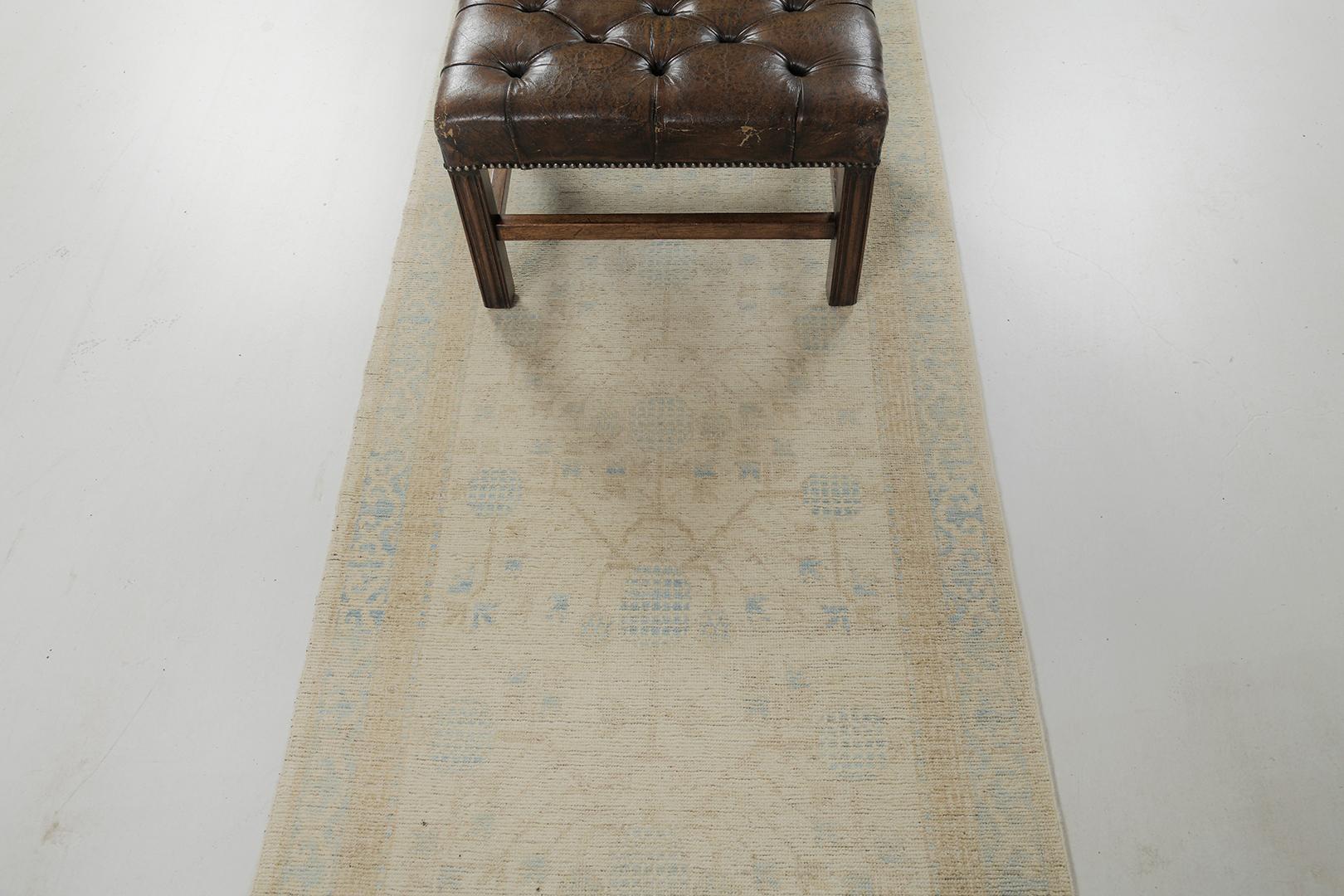 Un eccezionale modello di Khotan in lana intrecciata in stile vintage della nostra collezione Muted Re-Creations è arrivato e ha dimostrato la sua versatilità. Melograni e ornamenti in tonalità blu dominano l'intero motivo del runner. Sono presenti