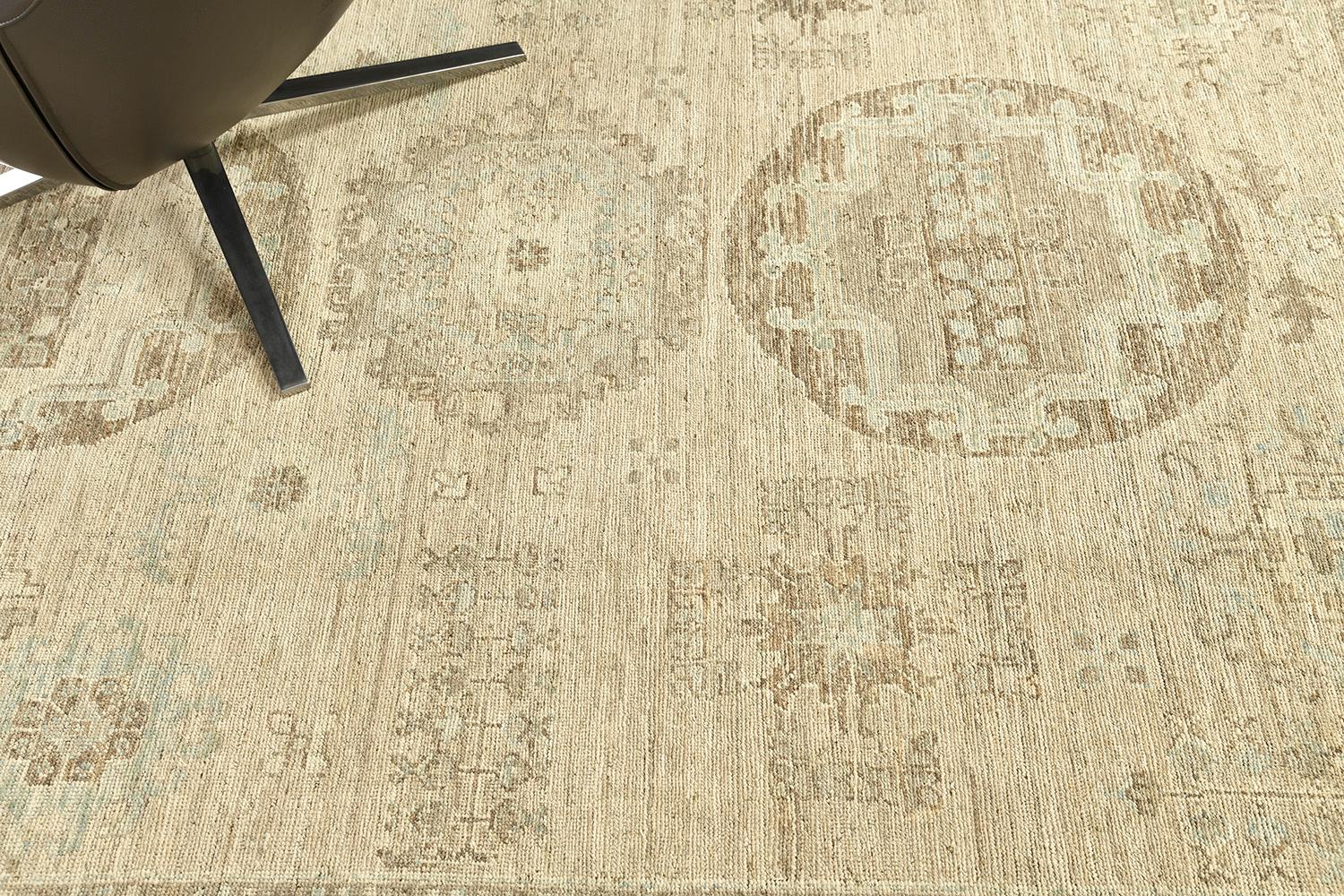 Die Wiederbelebung eines Khotan-Design-Teppichs aus dem 18. Jahrhundert ist ideal für eine Wanddekoration von der Decke bis zum Boden geeignet. Blaue Akzente und neutrale Farbtöne ergänzen jedes einzelne Detail, um eine traditionelle Einrichtung zu
