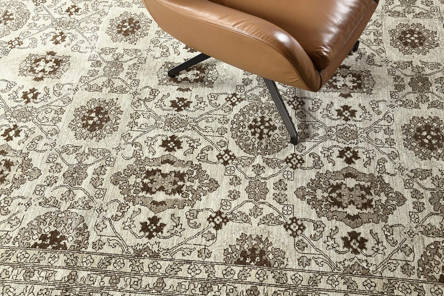 Zu den ausstrahlenden Motiven gesellen sich neutrale Töne, die den Charme des Mahal-Teppichs im Vintage-Stil noch verstärken. Die schöne Symmetrie der Ränder sorgt für einen eleganten Eindruck, der bei jedem Blick Ihrer Gäste ins Gewicht fällt. Die