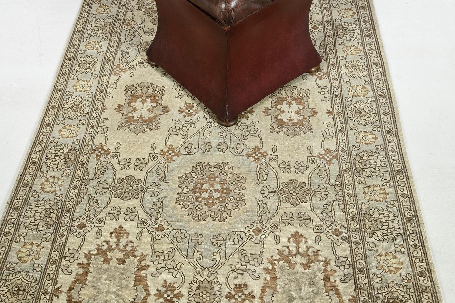 Dieser majestätische Mahal-Läufer hat ein beeindruckendes Muster geschaffen. Dieser elegante Teppich mit dem gut abgestimmten neutralen Farbton Mokka und der gedämpften Farbpalette aus Sand und Hellbraun besteht aus bezaubernden floralen Elementen,