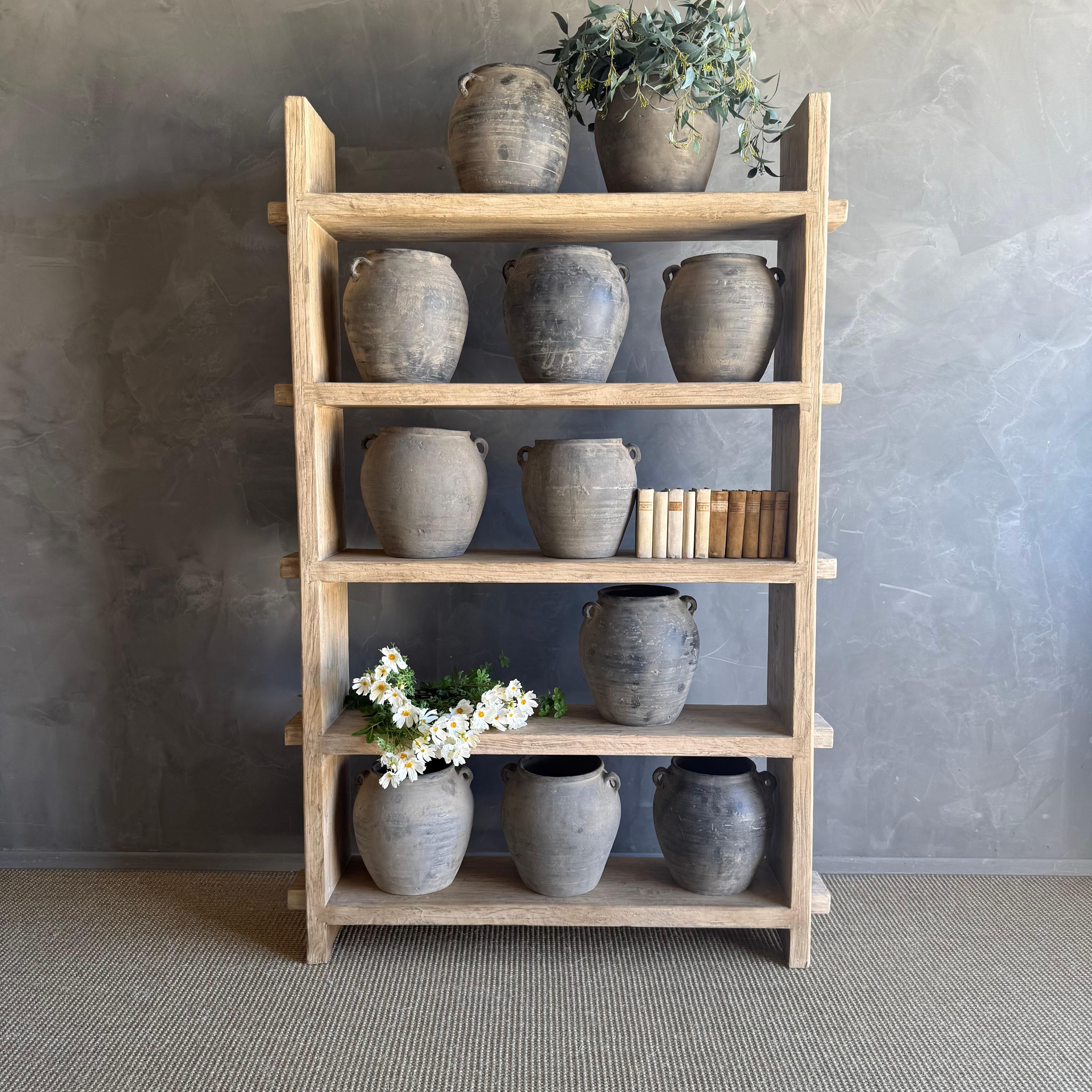 Découvrez le charme de la poterie à l'huile mate de style vintage, mettant en valeur de superbes teintes grises et des imperfections uniques qui ajoutent du caractère à chaque pièce. Fabriqués en argile, ces pots intemporels présentent des qualités