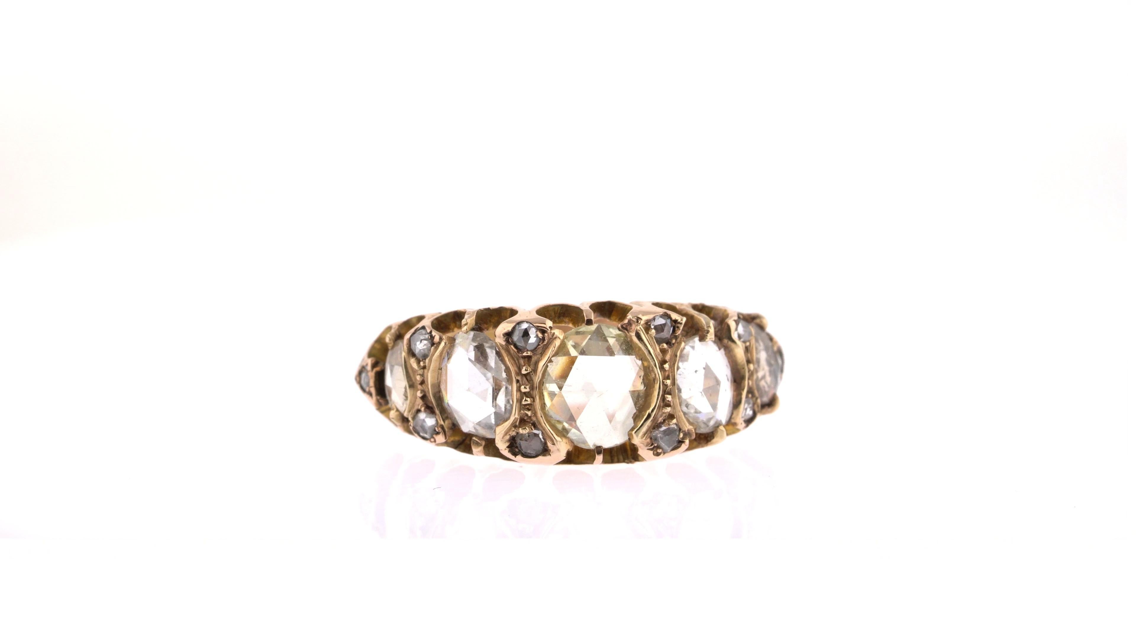 Dieser einzigartige Ring ist etwas ganz Besonderes und eignet sich perfekt für eine Trägerin, die einen nuancierten Look bevorzugt. 
Dies ist ein seltenes englisches, viktorianisches Fancy-Color-Diamantenband mit etwa 2 Karat Diamanten.  Der