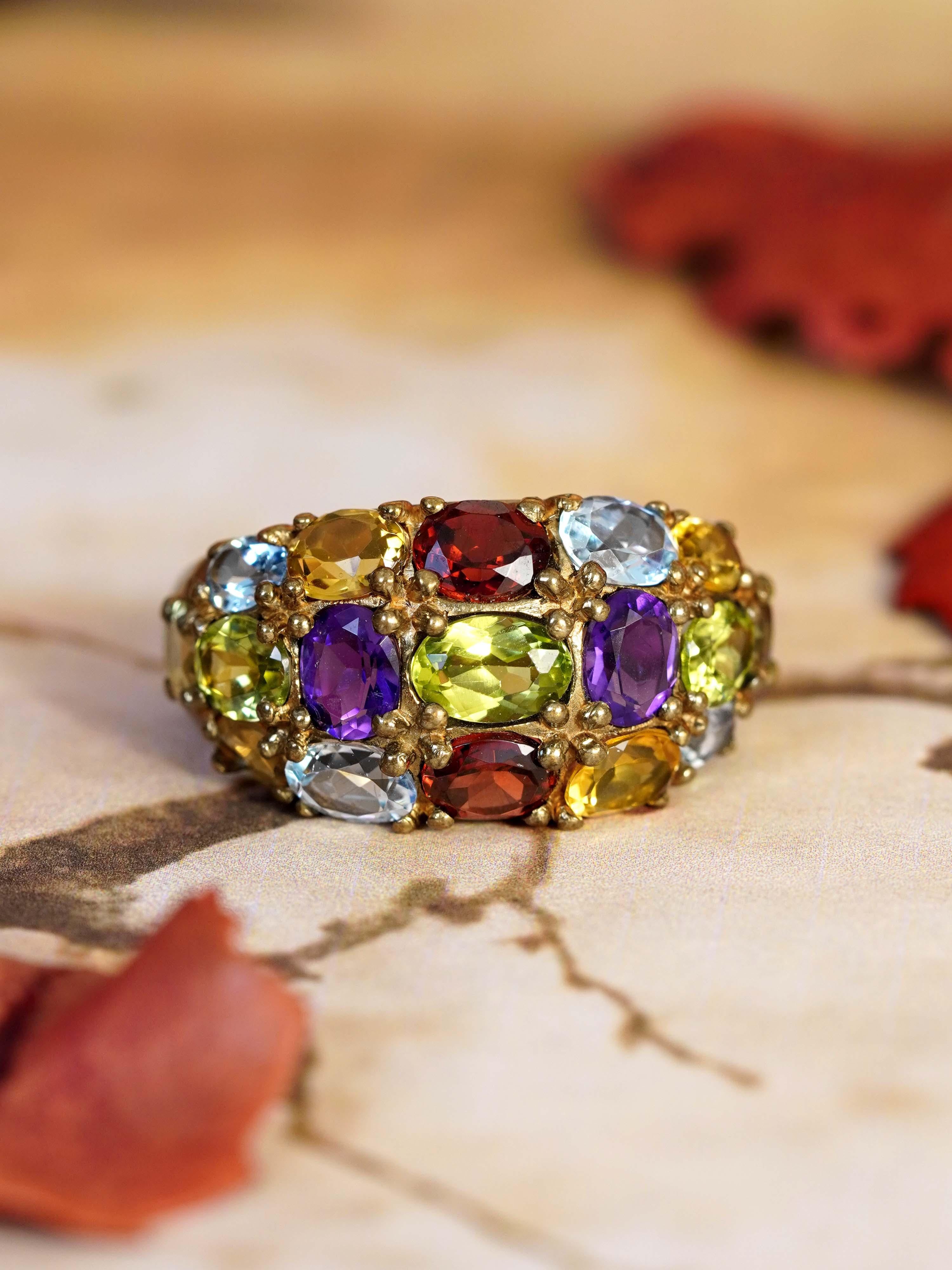 Taille ovale Bague Bombay en or jaune 14 carats, style vintage, avec plusieurs pierres précieuses en vente