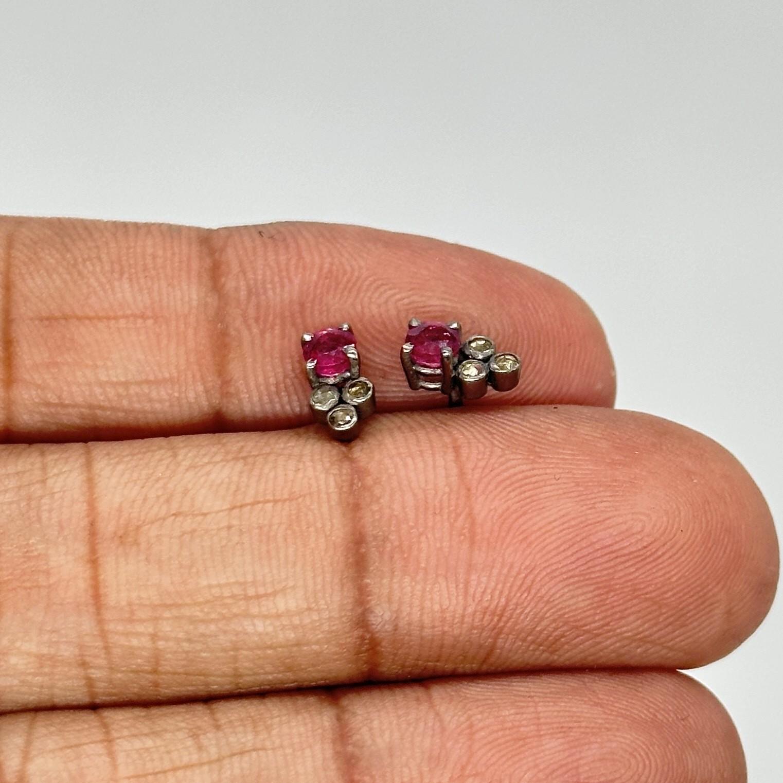 Dieses Paar schöner Ohrringe besteht aus:

Diamanttyp - Diamanten im Rosenschliff
Farbe der Diamanten - champagnerfarbene Diamanten
Herkunft des Diamanten - natürlich
Metall- Silber
Metallreinheit - 925er Silber oder Sterlingsilber
Metallfarbe -