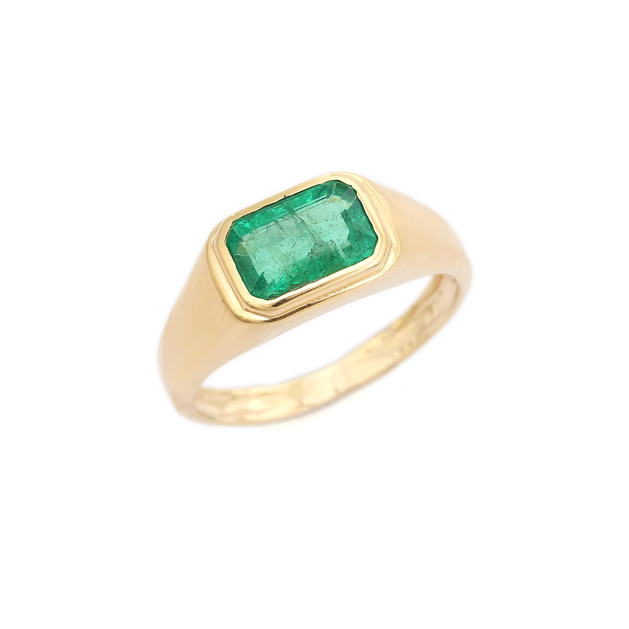 For Sale:  Vintage Style Natural Green Emerald Signet Unisex Ring in 14k Solid Yellow Gold 5