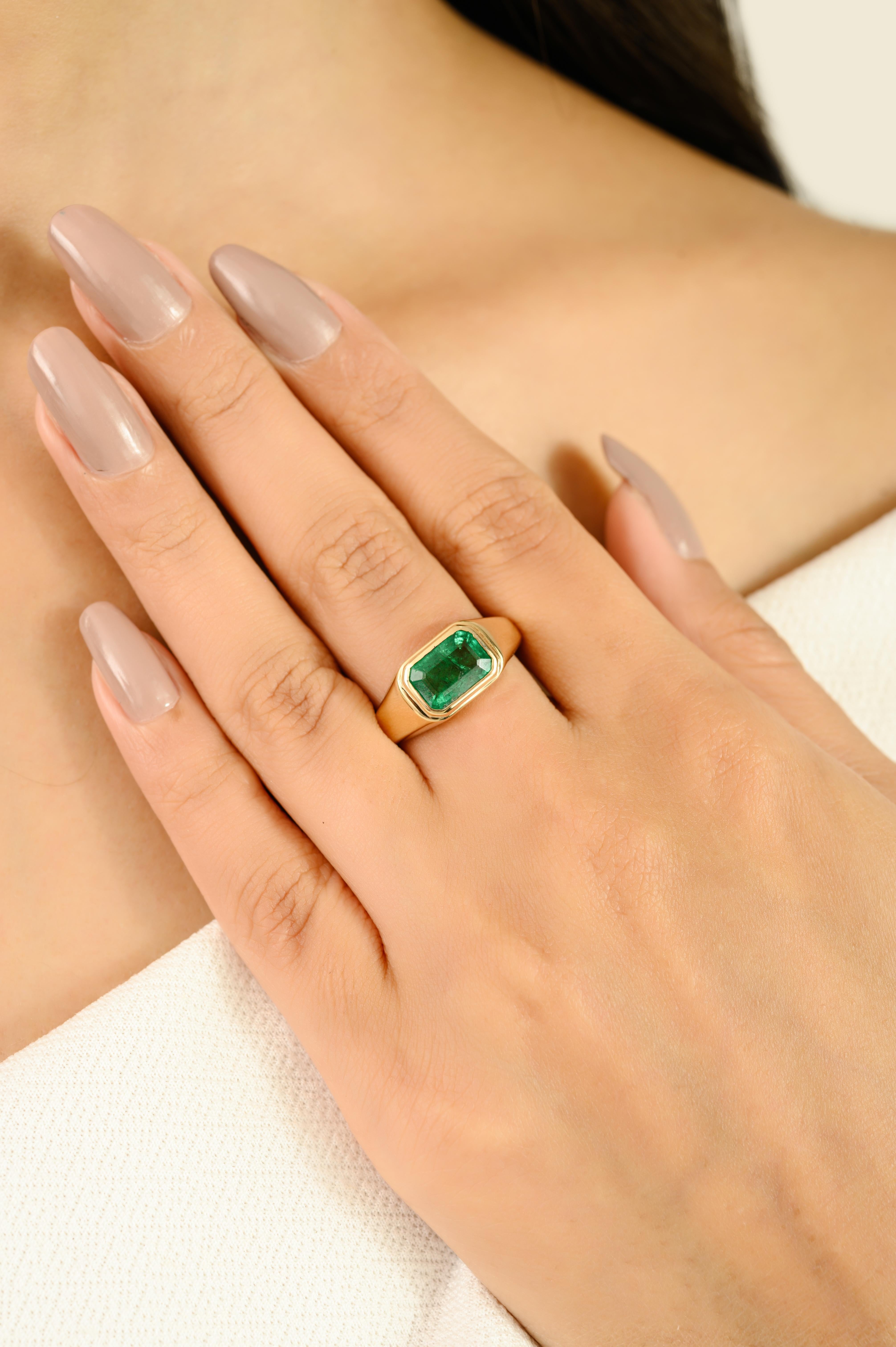 For Sale:  Vintage Style Natural Green Emerald Signet Unisex Ring in 14k Solid Yellow Gold 6