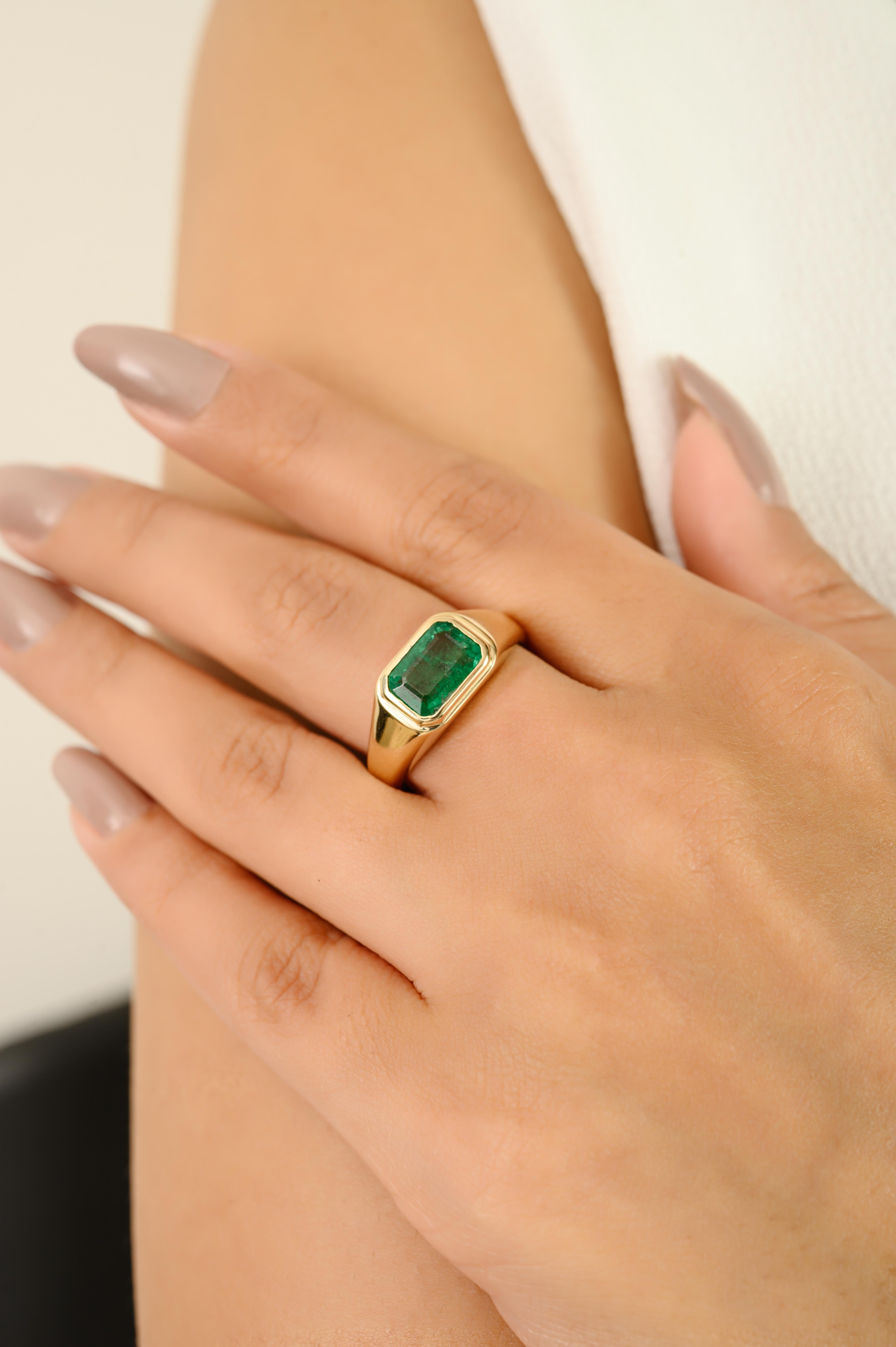 For Sale:  Vintage Style Natural Green Emerald Signet Unisex Ring in 14k Solid Yellow Gold 8