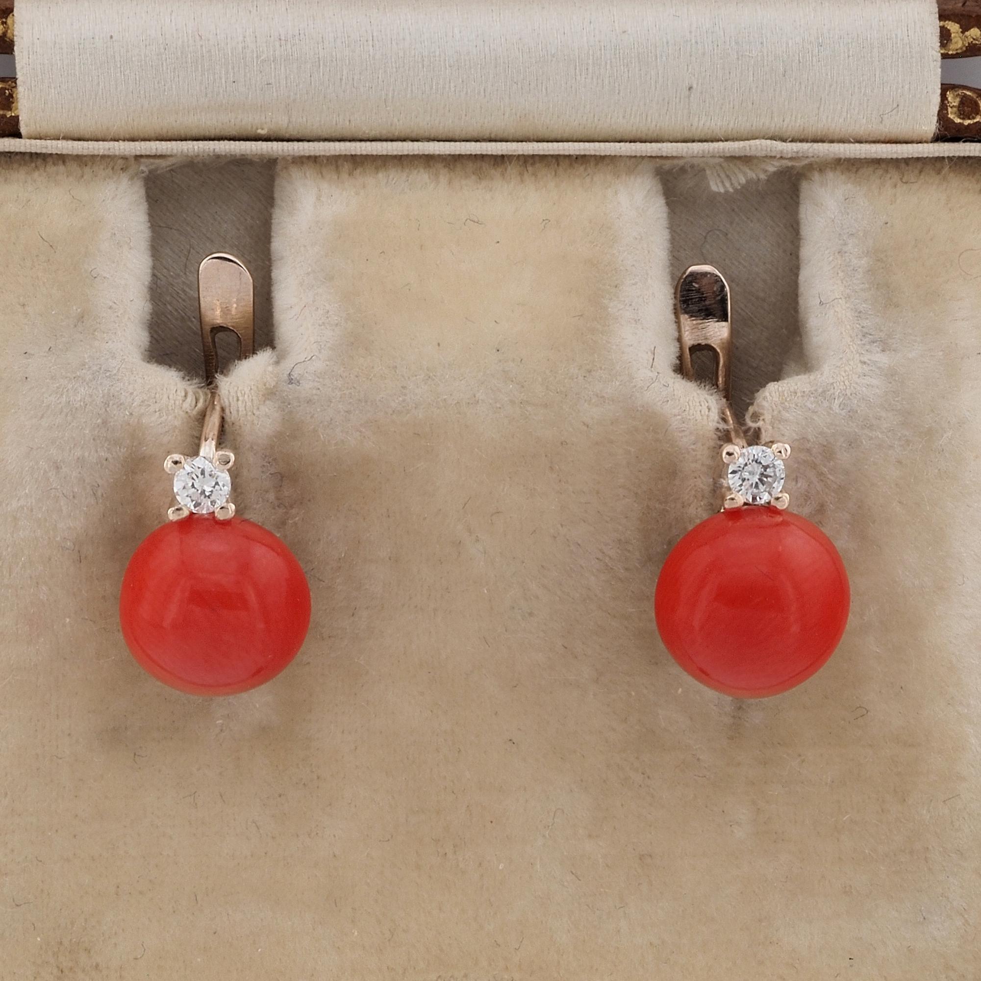 Italienische Monachina

Ohrringe Sehr hübsch Vintage-Stil italienische Monachina Ohrringe, die am meisten für alle Gelegenheiten in der italienischen Tradition mit einem runden roten Korallen-Cabochon alle natürlichen und unbehandelt von 8 mm.