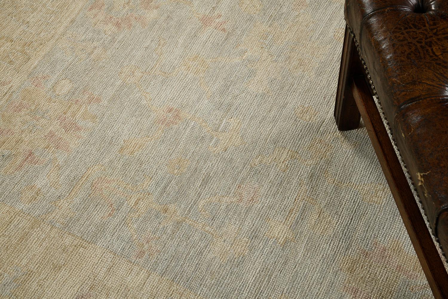 Dieser phänomenale Teppich aus handgesponnener Wolle von Oushak zeichnet sich durch die grandiosen Medaillons aus, die in diesem Design enthalten sind. Es schafft ein gefühlvolles Gleichgewicht zwischen modernem Dekor aus der Mitte des Jahrhunderts