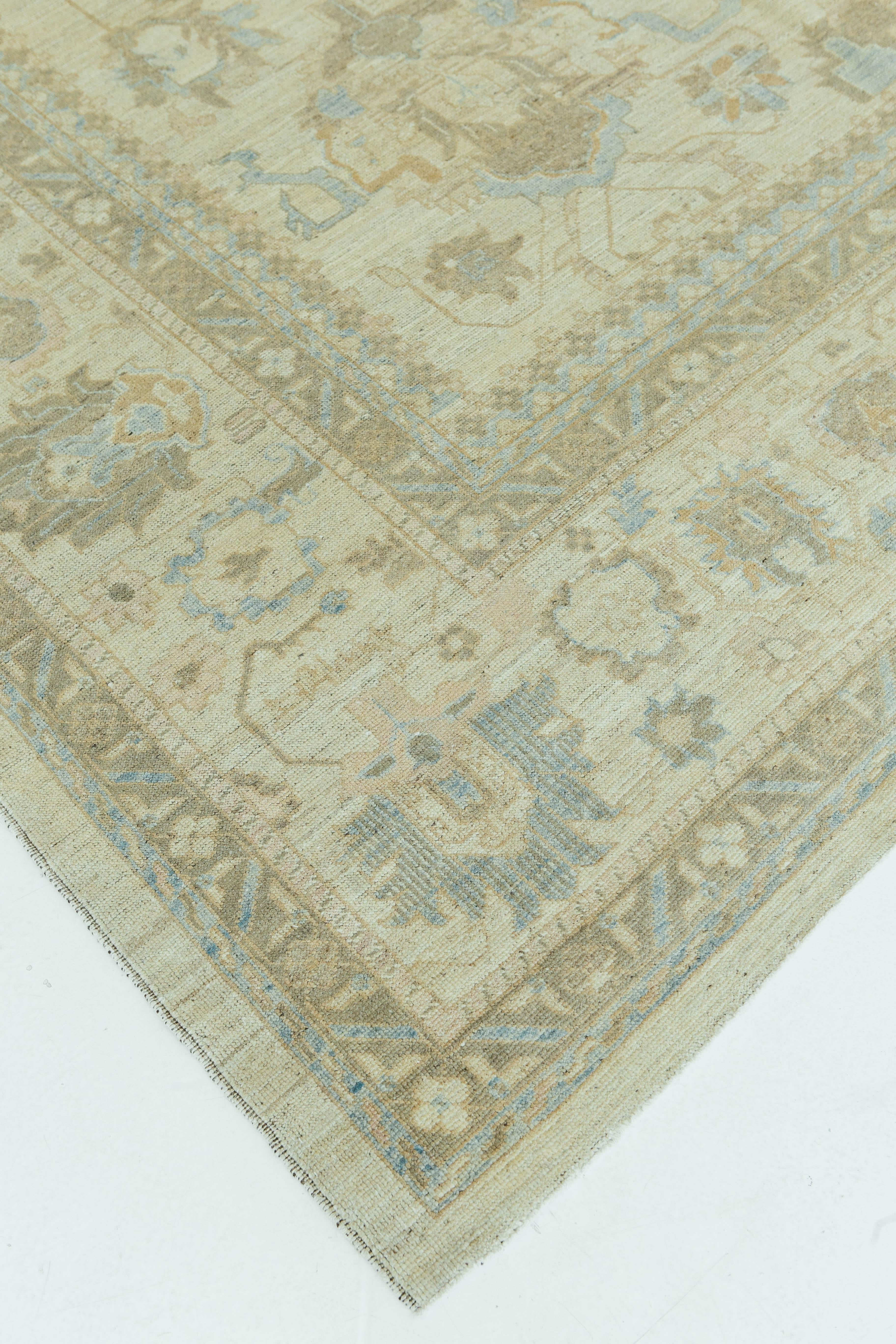 Une luxueuse récréation Oushak vintage qui ne manque pas d'élégance et d'art. Cette récréation traditionnelle englobe de magnifiques volutes florales et des motifs persans traditionnels dans des tons neutres et un bleu antique. Les tapis Oushak sont
