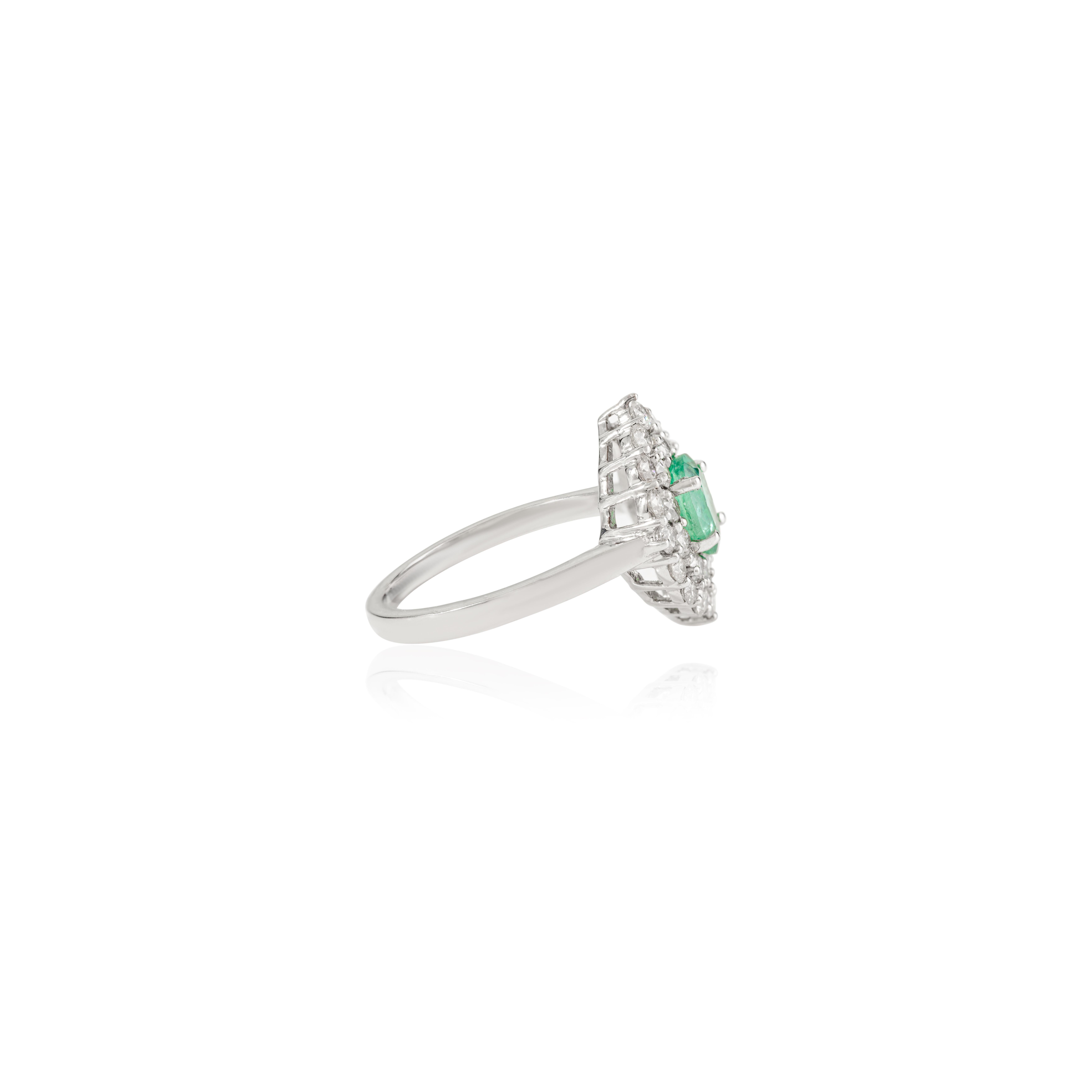 En vente :  Bague de fiançailles de style vintage avec émeraude ovale et halo de diamants en or blanc 18K 3