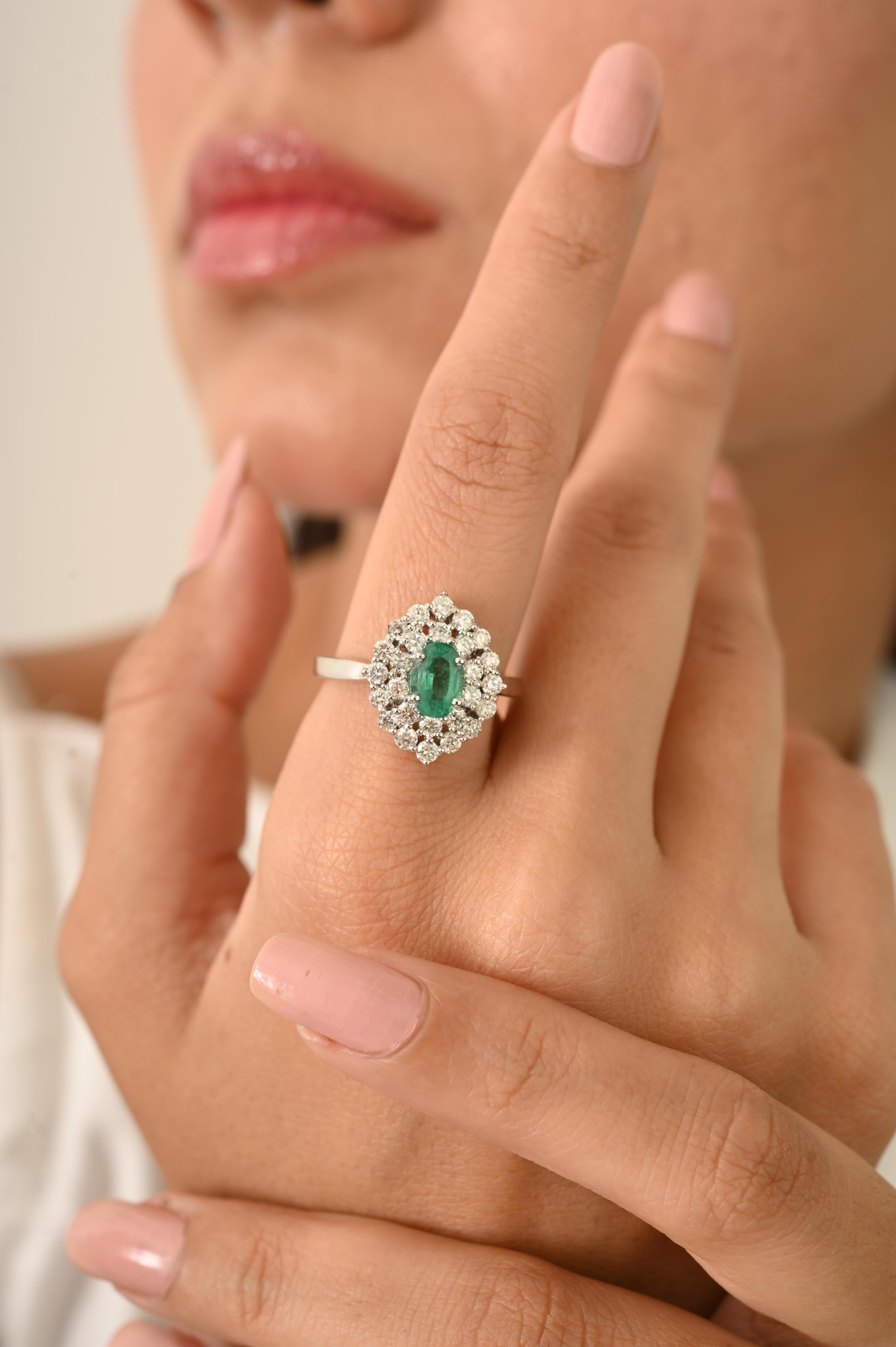 En vente :  Bague de fiançailles de style vintage avec émeraude ovale et halo de diamants en or blanc 18K 6