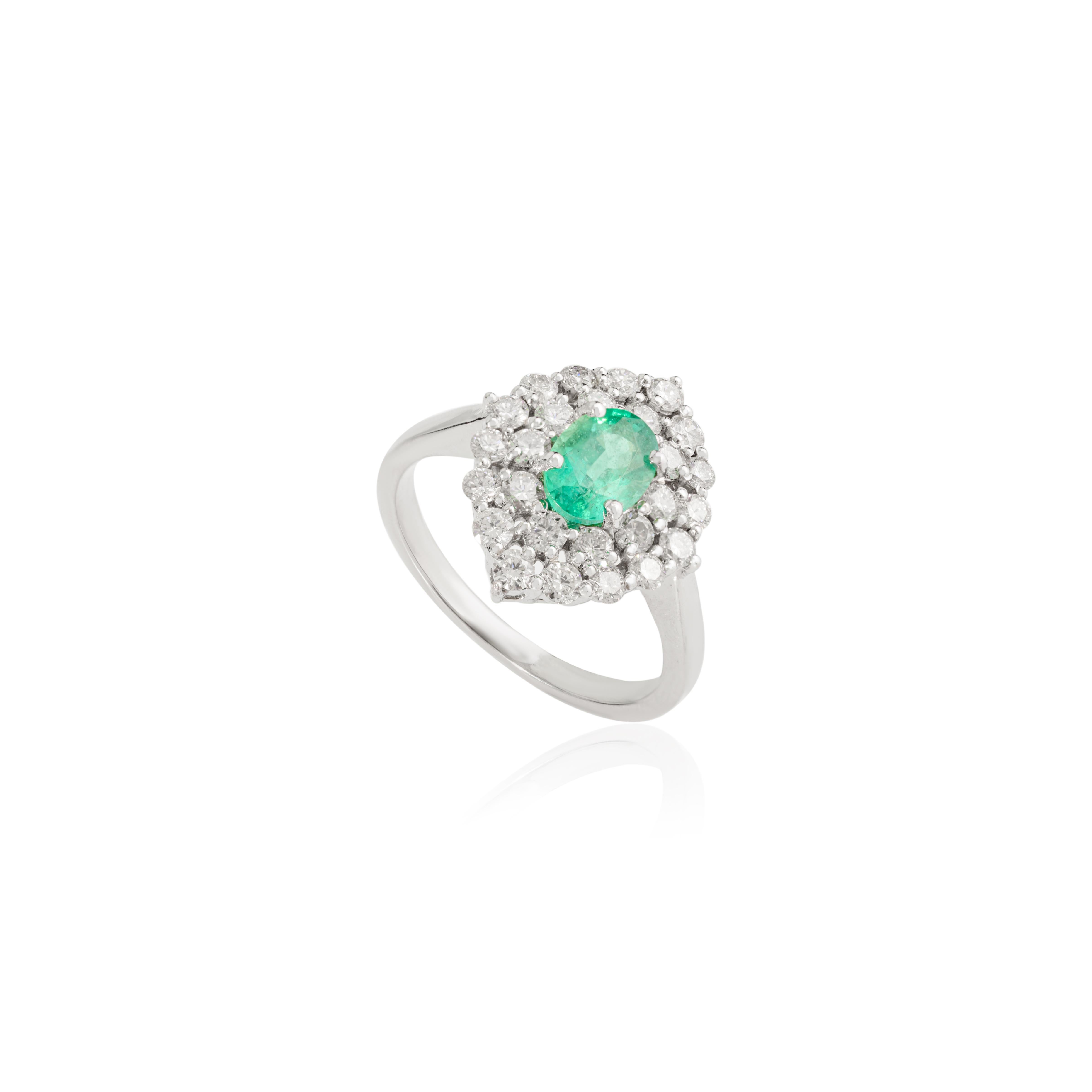 En vente :  Bague de fiançailles de style vintage avec émeraude ovale et halo de diamants en or blanc 18K 7