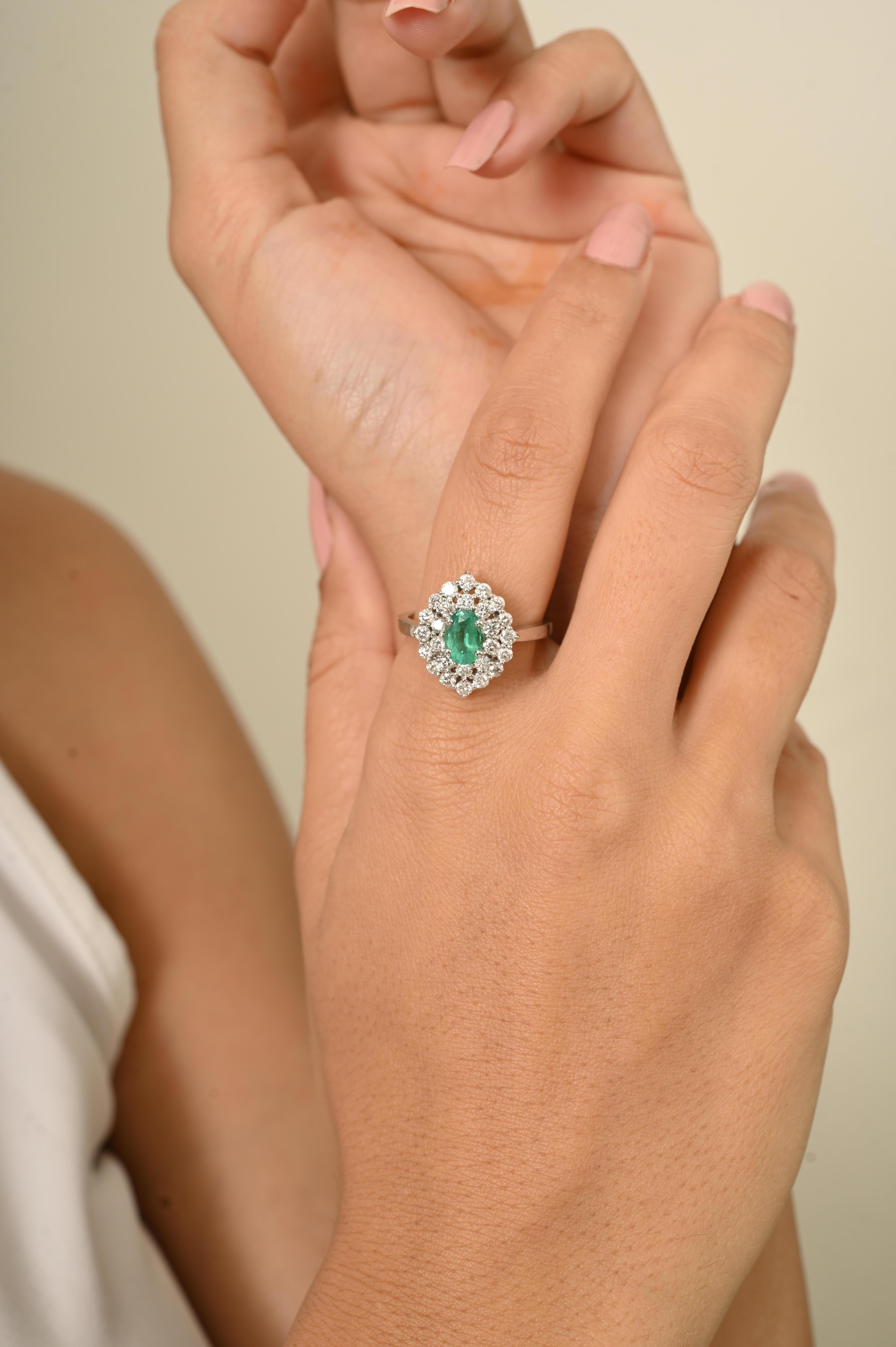 En vente :  Bague de fiançailles de style vintage avec émeraude ovale et halo de diamants en or blanc 18K 8
