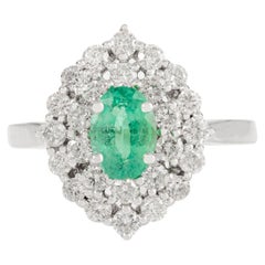 Bague de fiançailles de style vintage avec émeraude ovale et halo de diamants en or blanc 18K