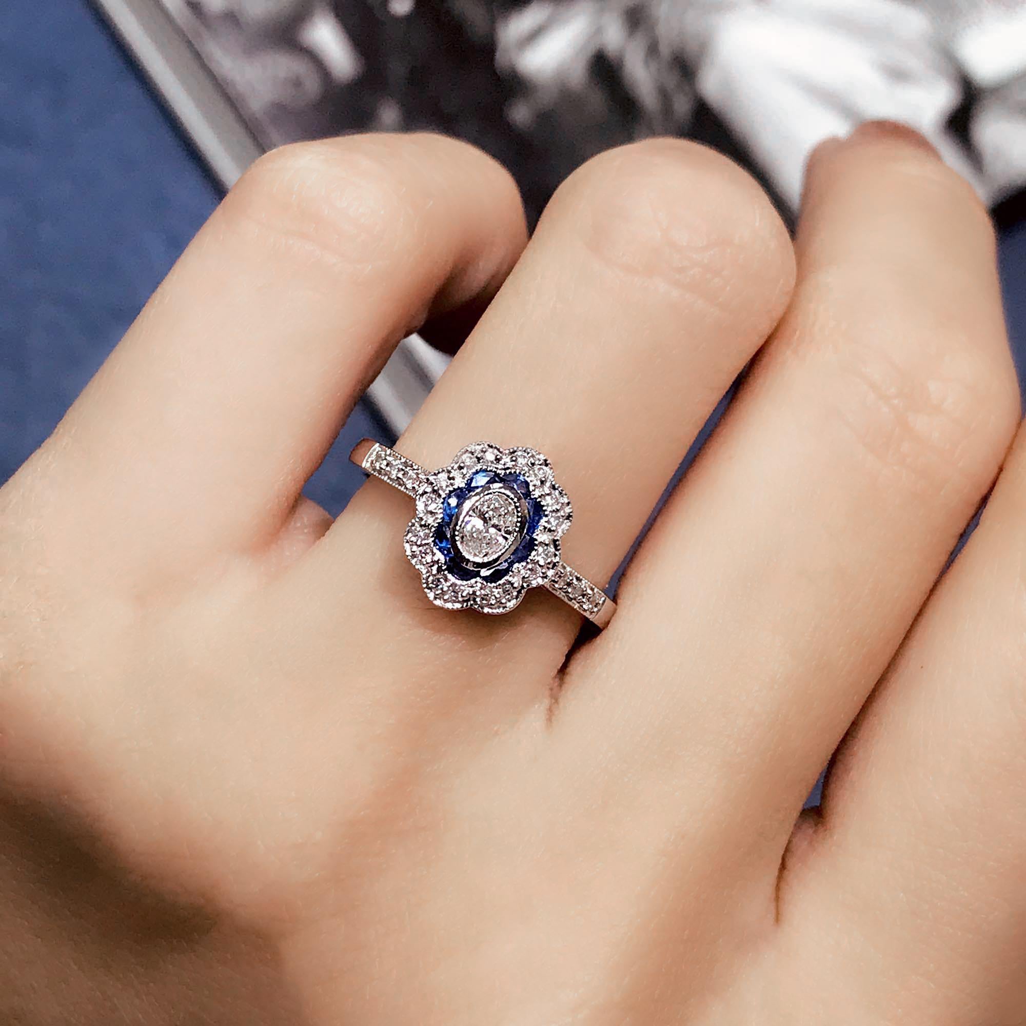 Verlobungsring aus 18 Karat Gold mit ovalem Diamant und blauem Saphir-Halo im Vintage-Stil (Art déco) im Angebot